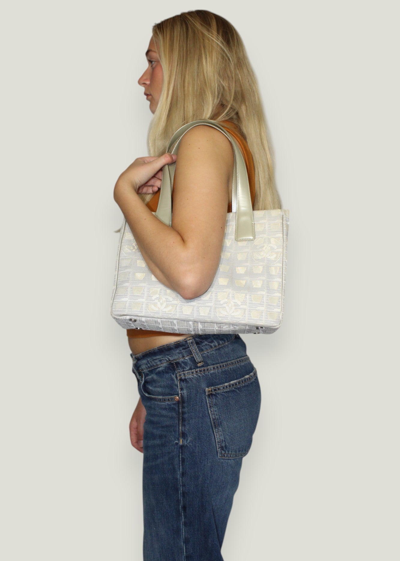 Preloved | Chanel New Travel Line MM Totebag i Beige & Sølvgrå