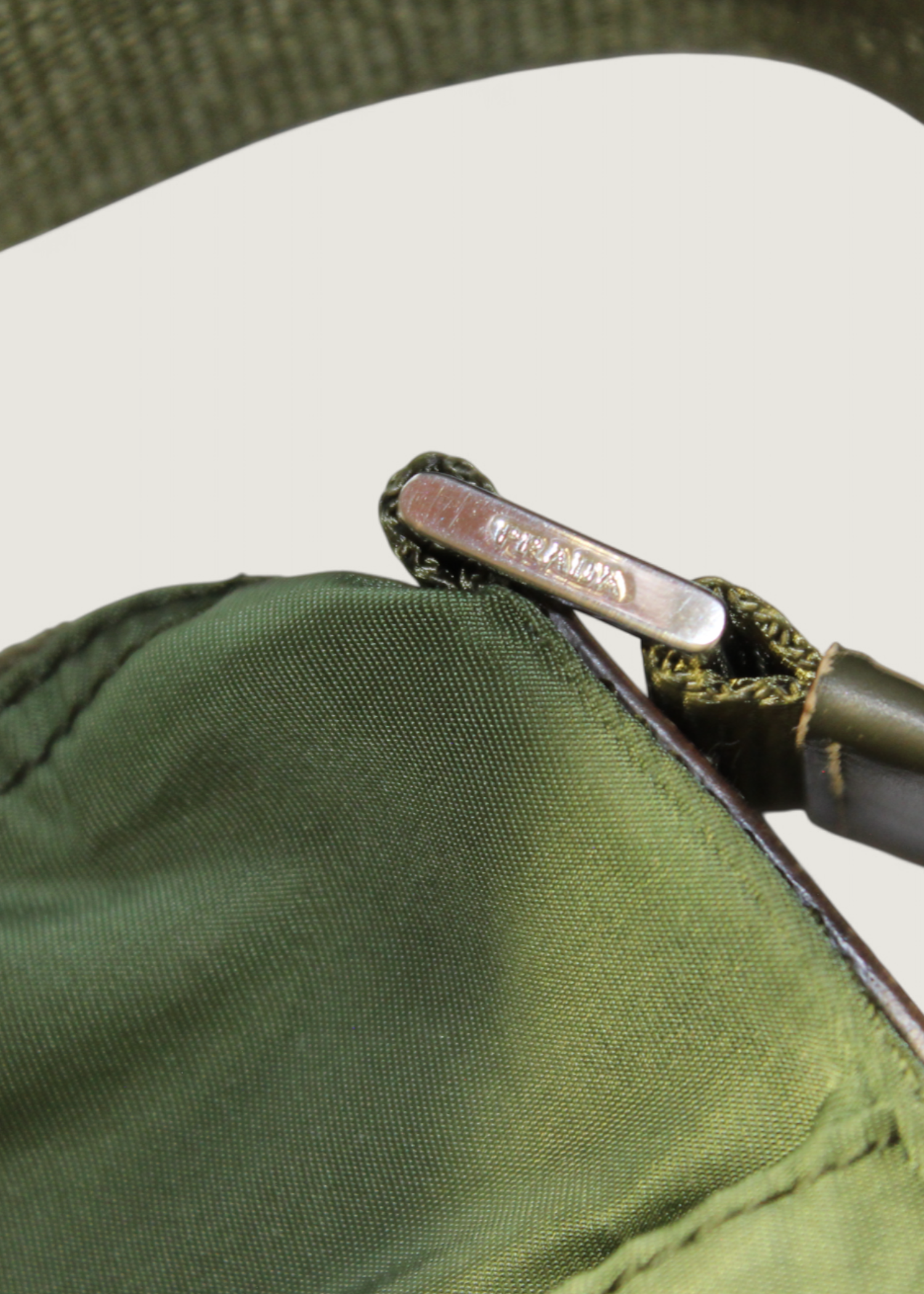 Preloved | Prada Nylon Crossbody i Khaki Grøn