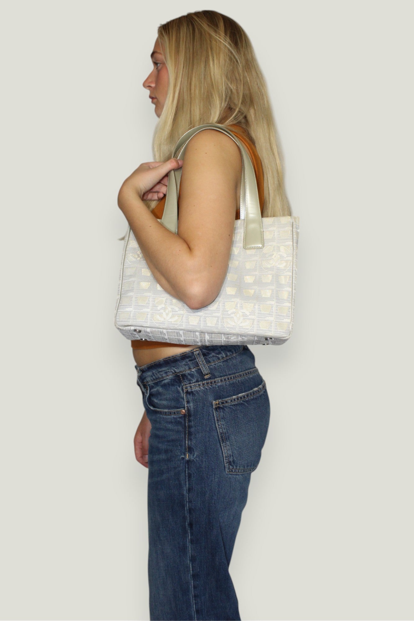 Preloved | Chanel New Travel Line MM Totebag i Beige & Sølvgrå