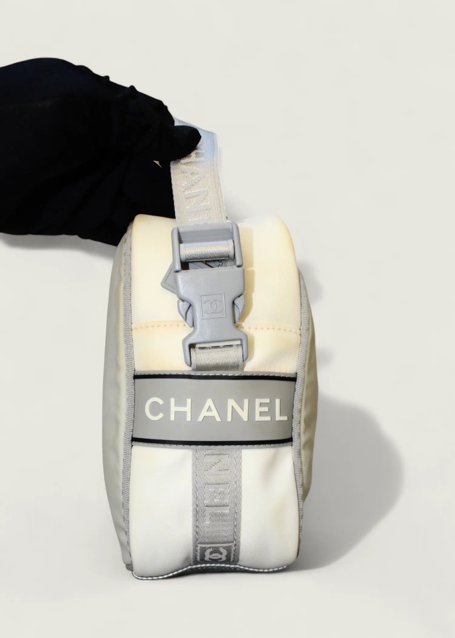 Preloved | Chanel Sport Line Coco Mark CC Crossbody i Beige Nylon Chanel