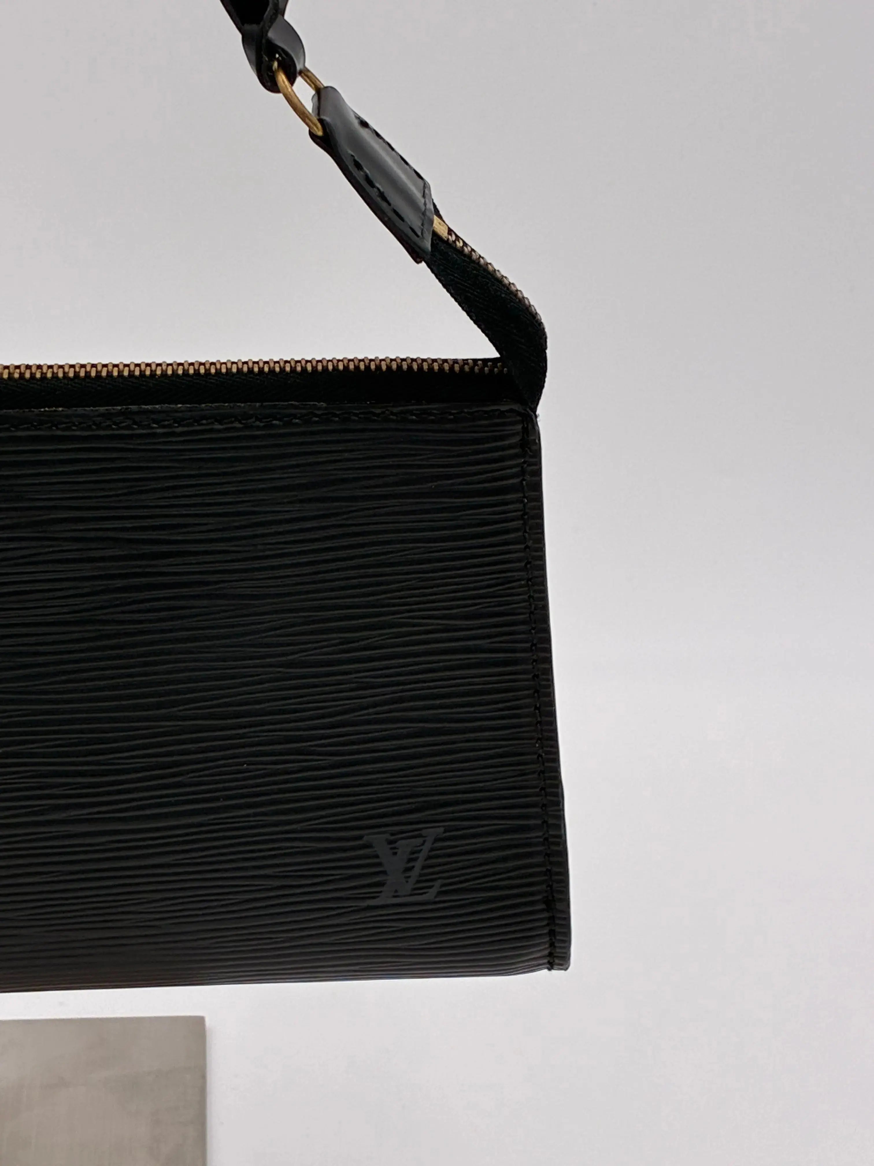 Preloved | Louis Vuitton Epi Pochette Accessoires Noir Black Louis Vuitton