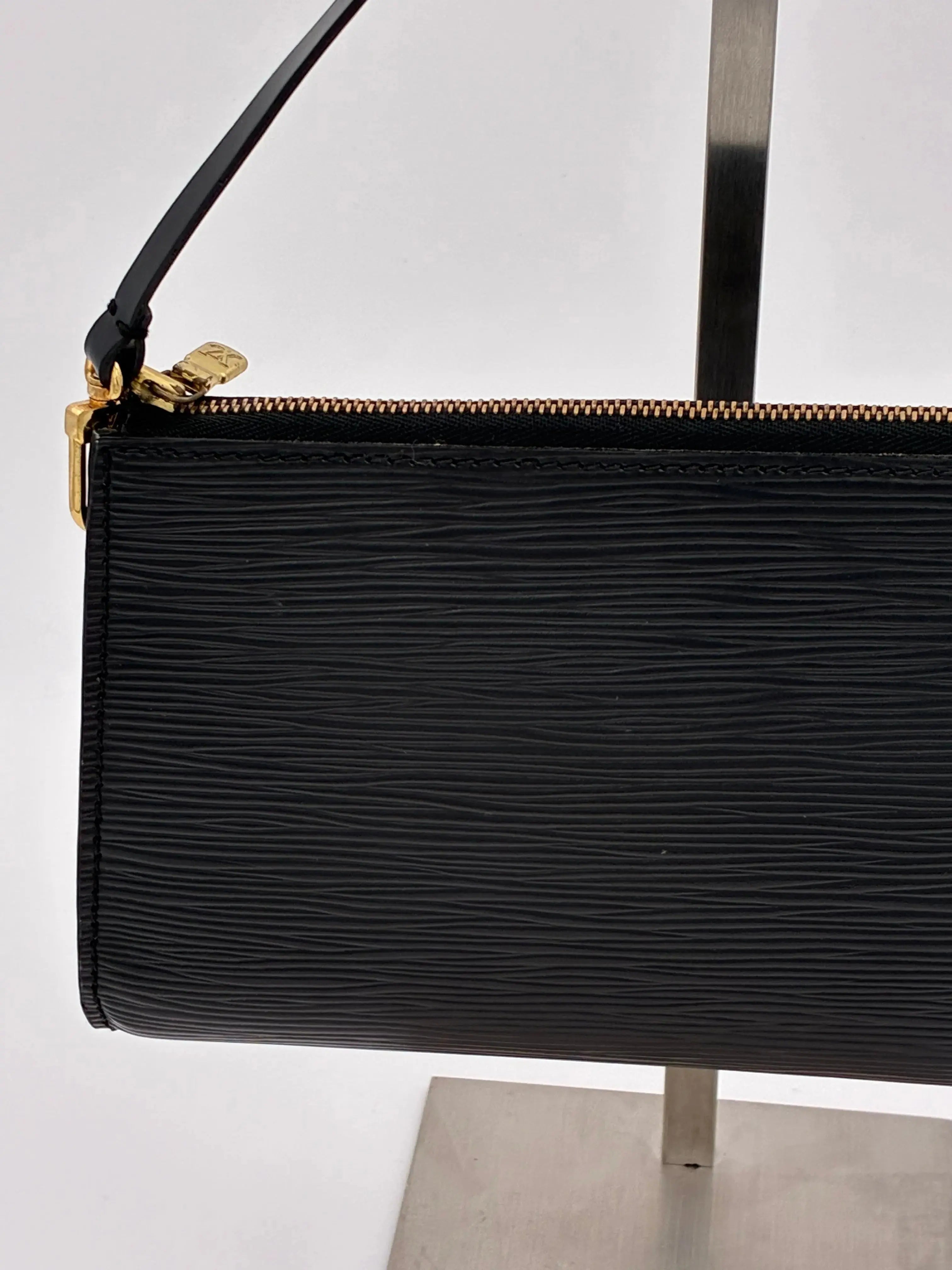 Preloved | Louis Vuitton Epi Pochette Accessoires Noir Black Louis Vuitton