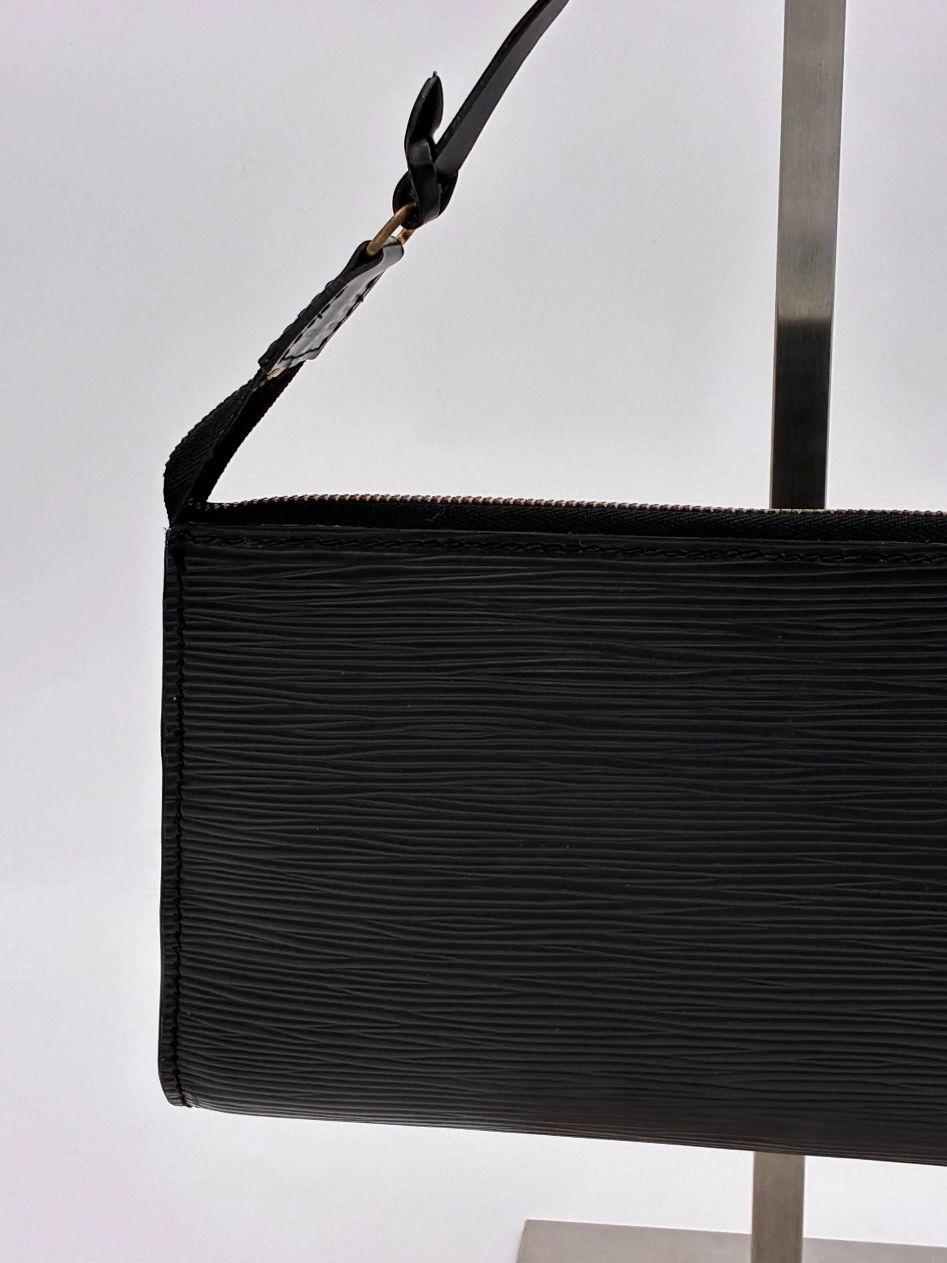 Preloved | Louis Vuitton Epi Pochette Accessoires Noir Black Louis Vuitton