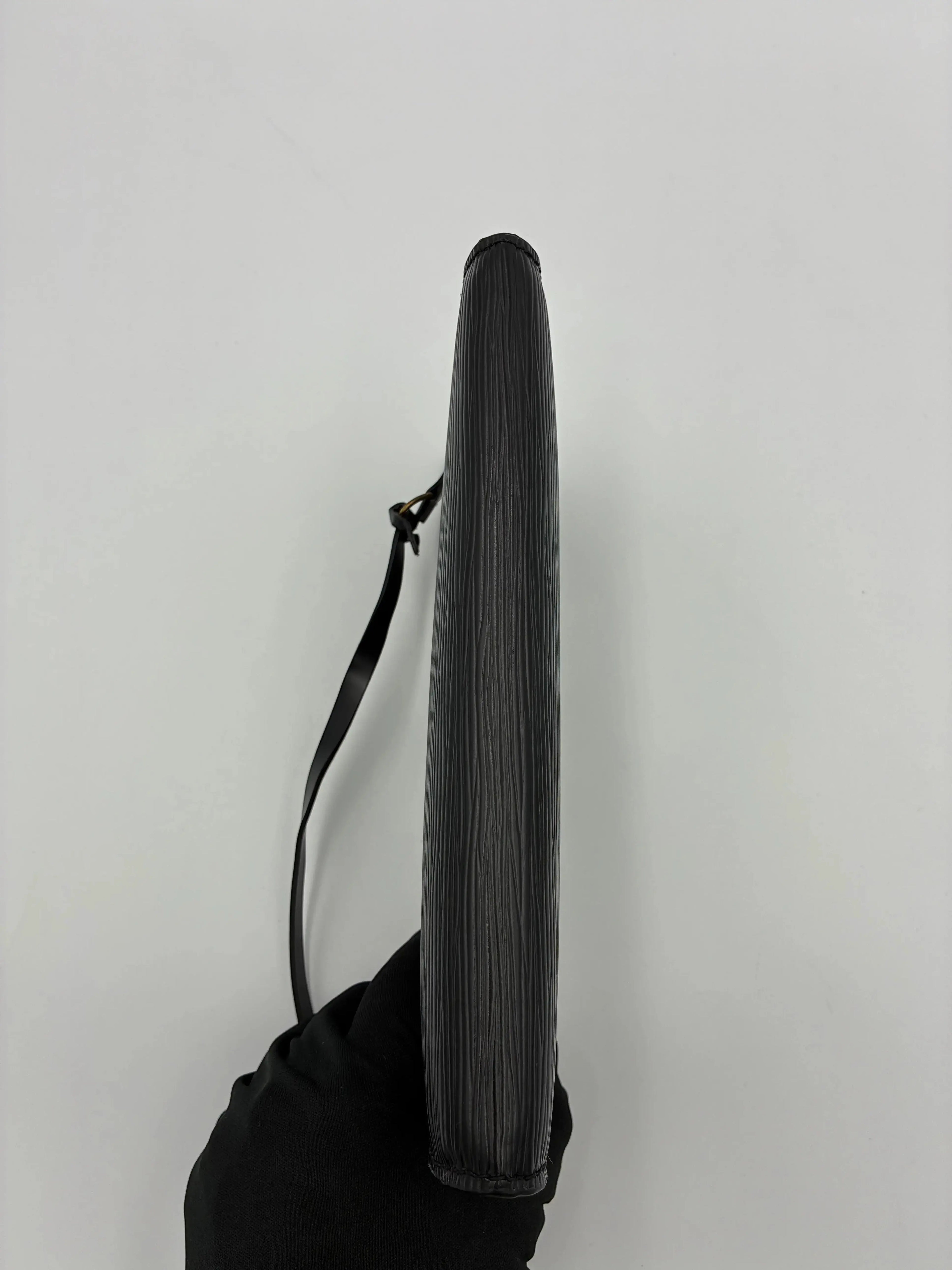 Preloved | Louis Vuitton Epi Pochette Accessoires Noir Black Louis Vuitton