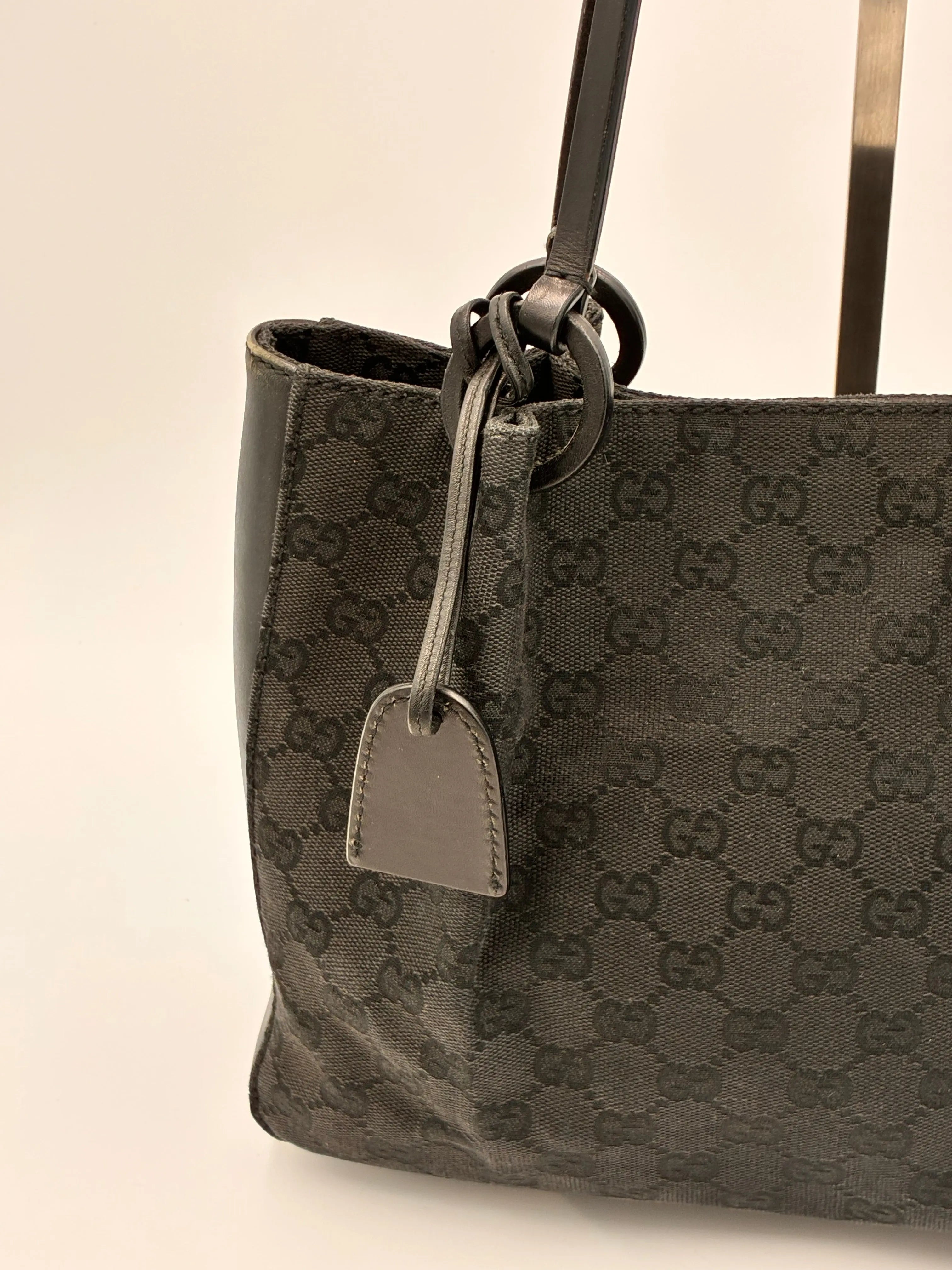 Preloved | Gucci Monogram Håndtaskte i Sort Canvas Gucci