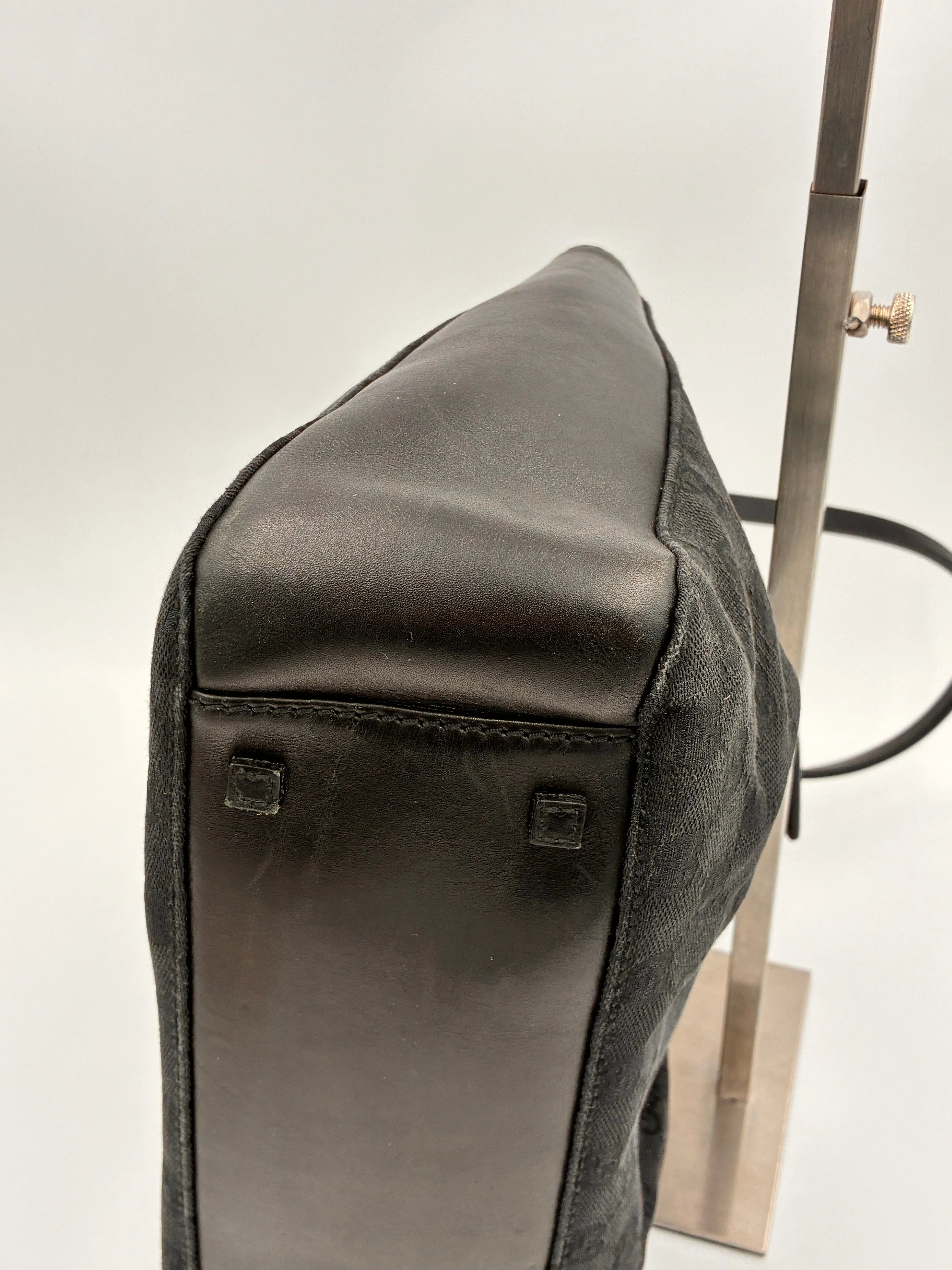 Preloved | Gucci Monogram Håndtaskte i Sort Canvas Gucci
