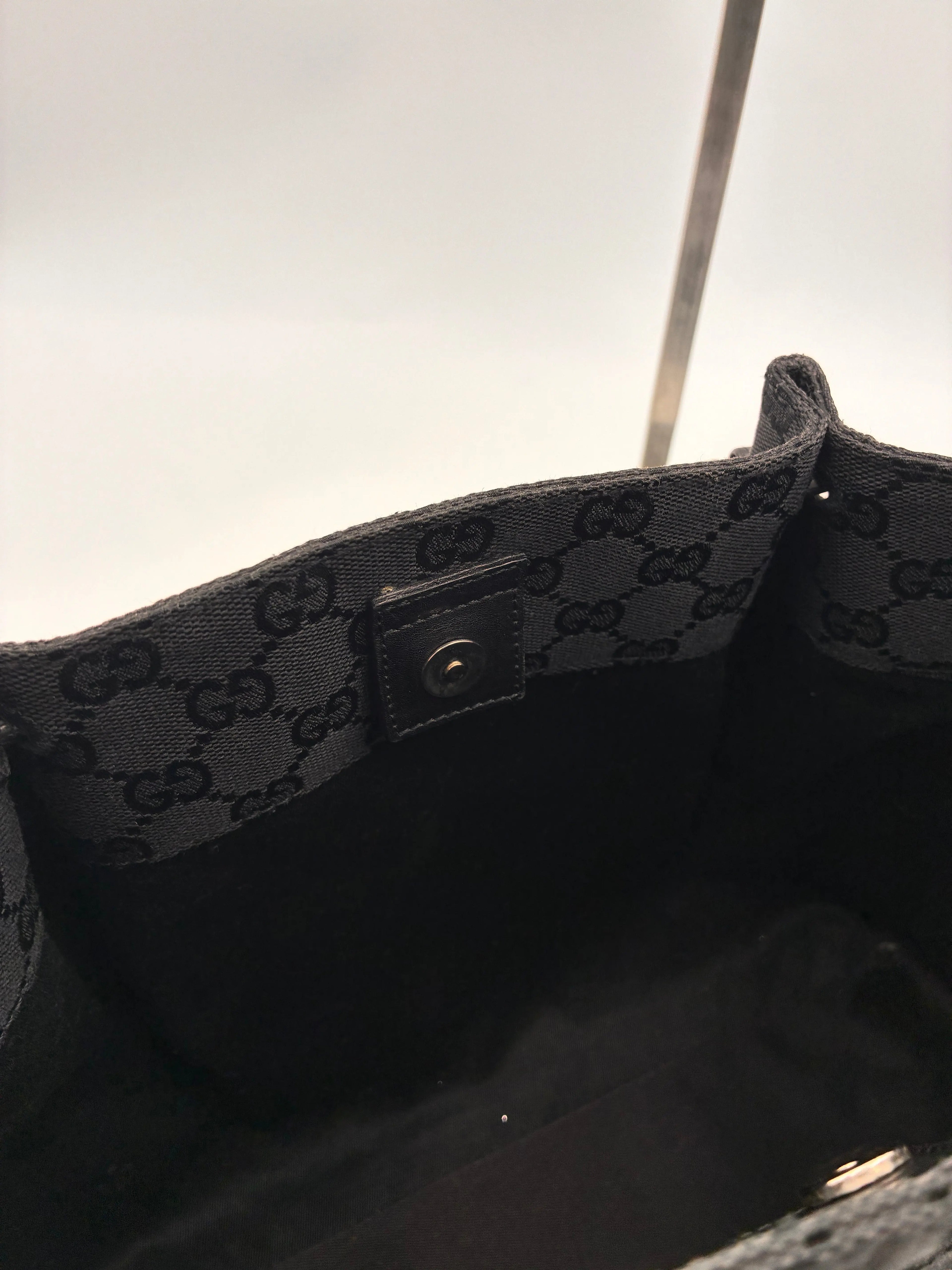 Preloved | Gucci Monogram Håndtaskte i Sort Canvas Gucci
