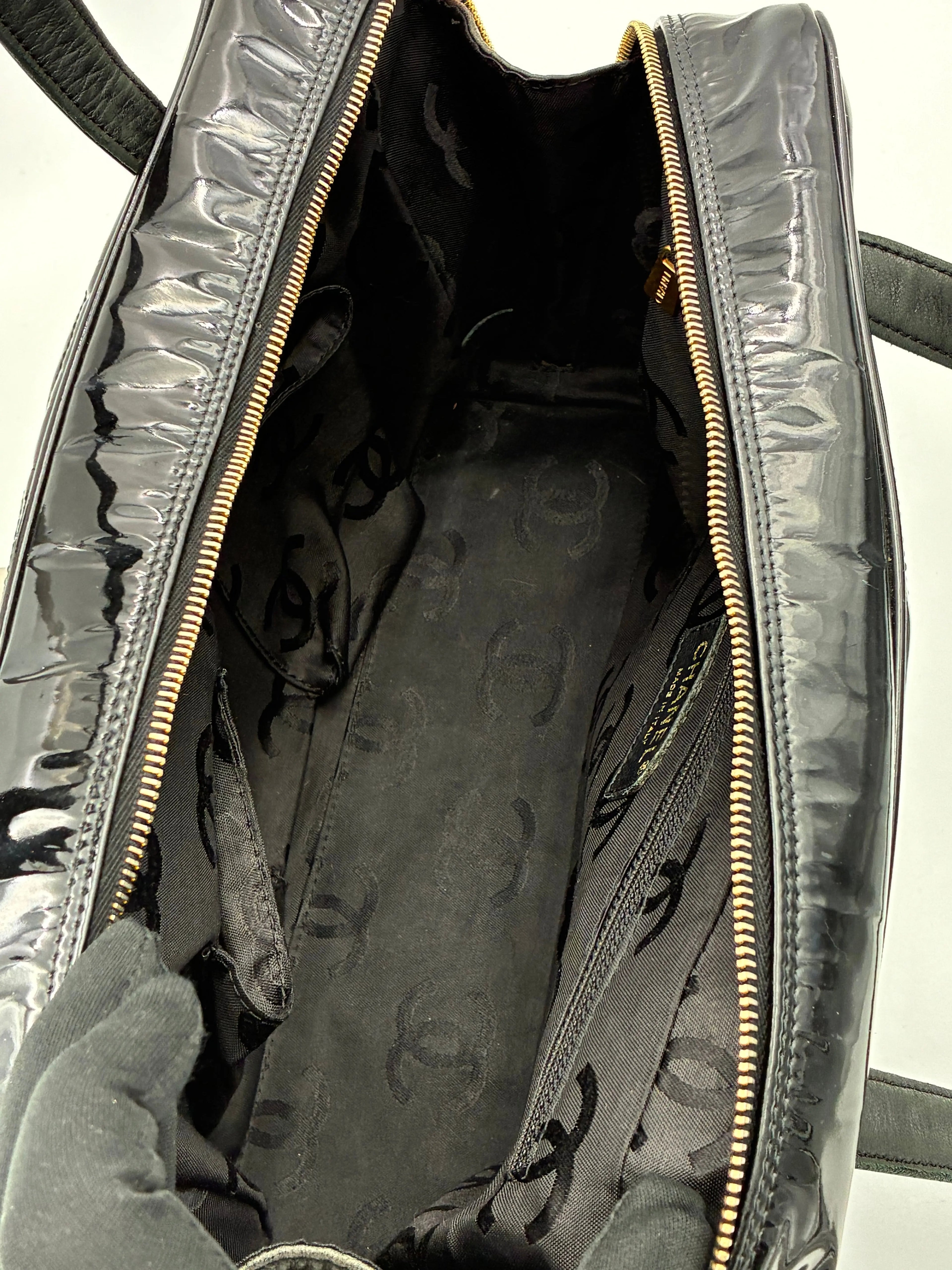 Preloved | Chanel Triple CC Håndtaske i Sort Laklæder Chanel