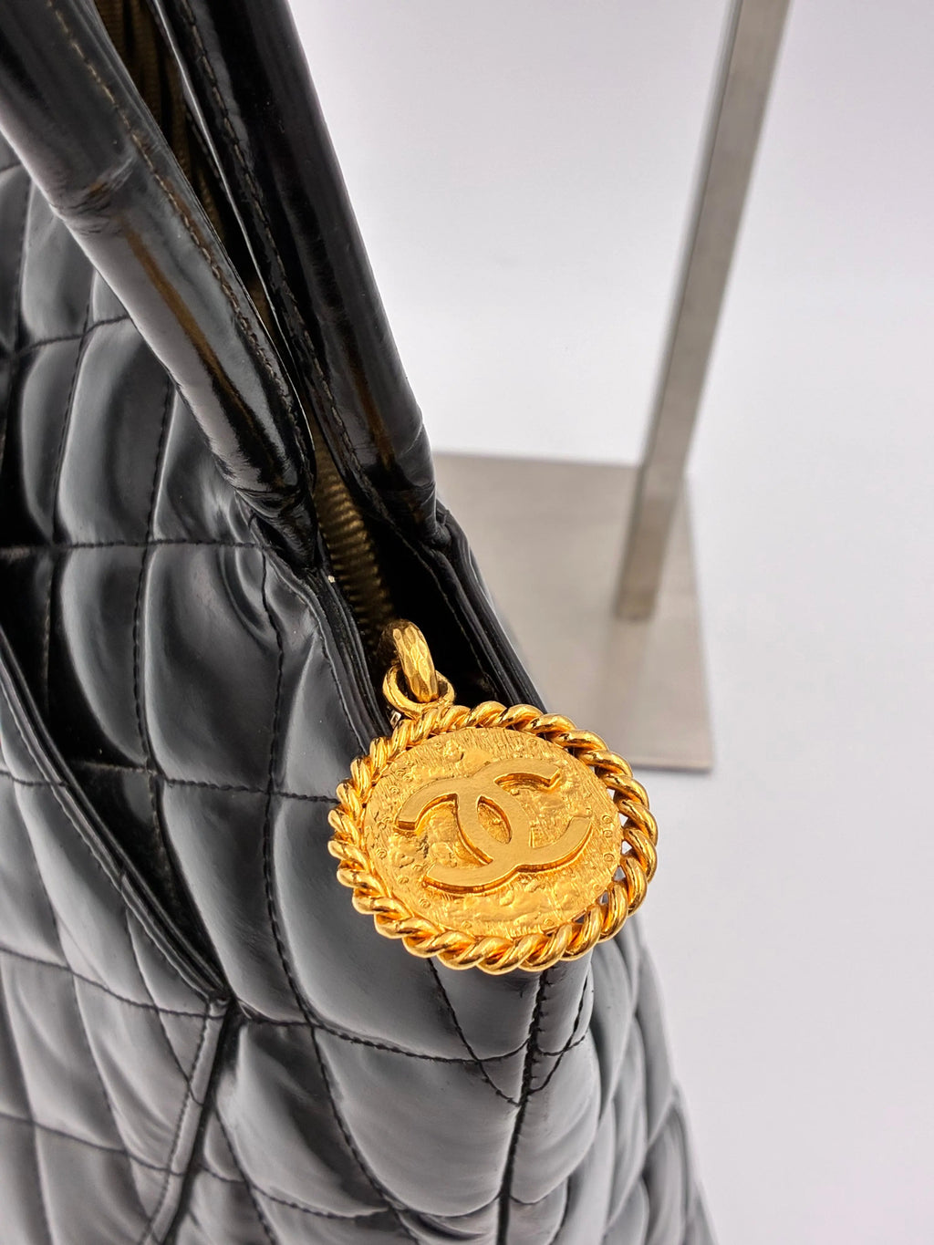 Preloved | Chanel Medallion Totebag Håndtaske i Sort Laklæder Chanel