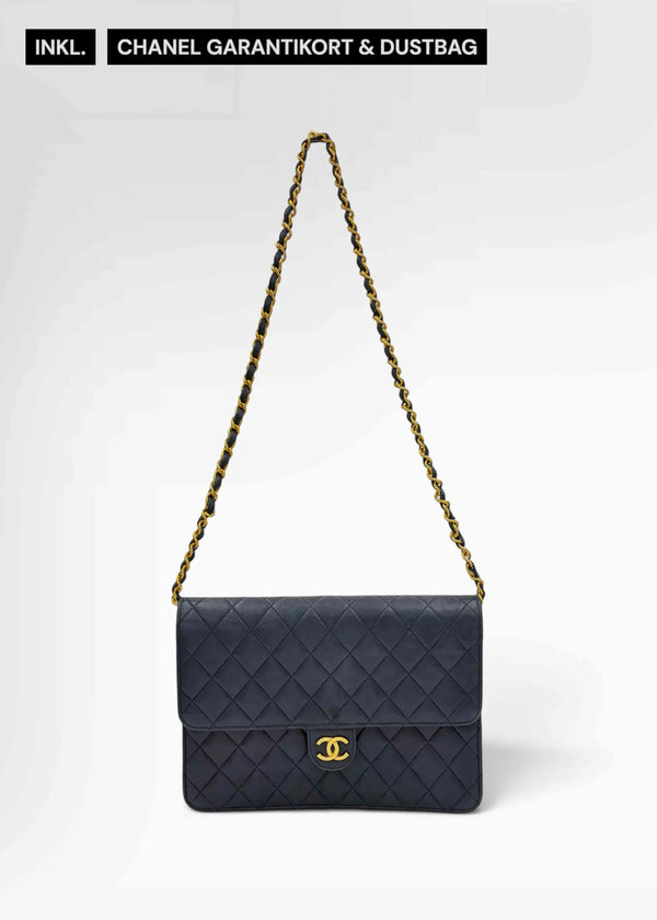 Preloved | Chanel Classic Flap Skuldertaske i Marineblåt Lammeskind Chanel