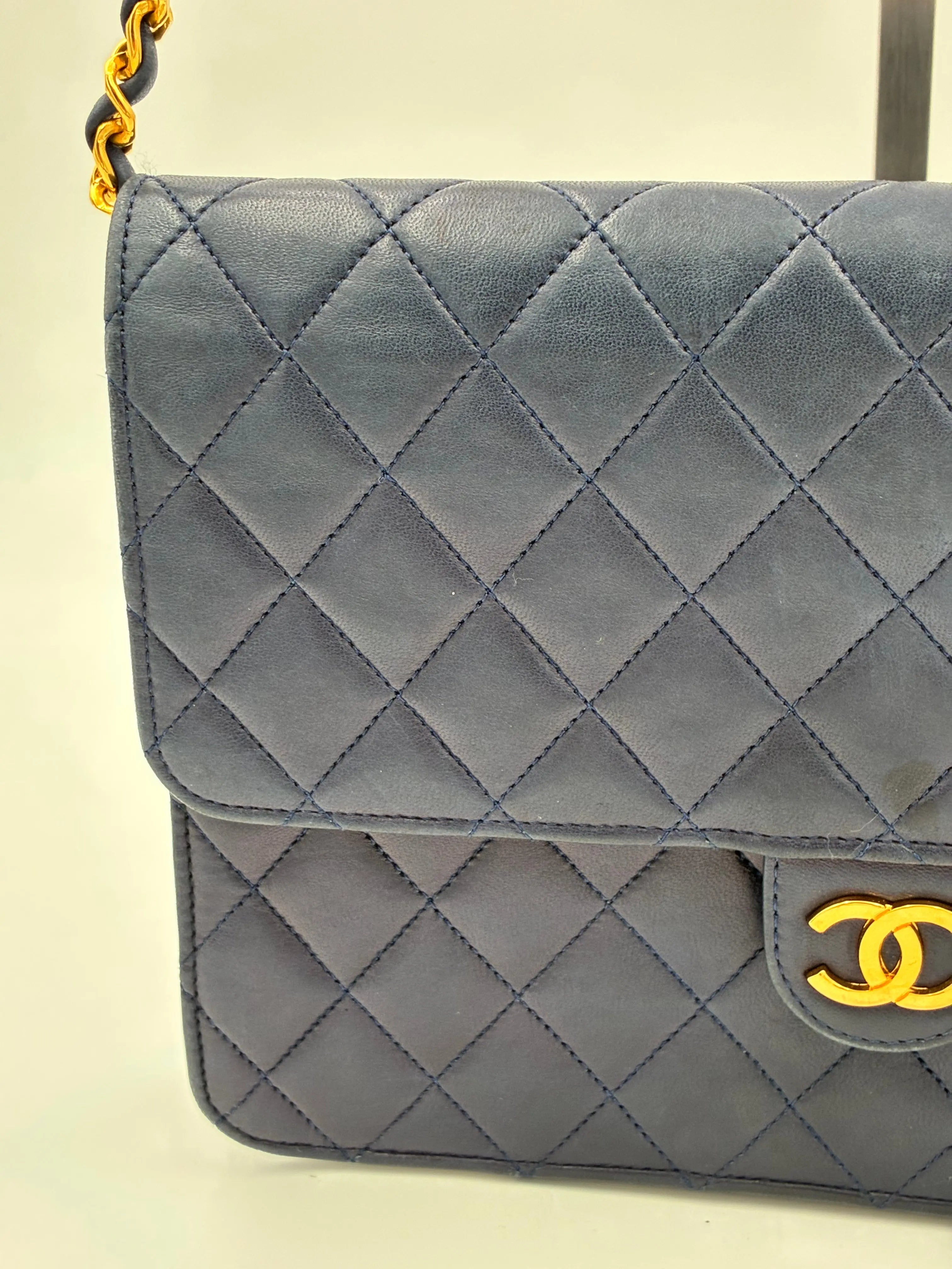 Preloved | Chanel Classic Flap Skuldertaske i Marineblåt Lammeskind Chanel
