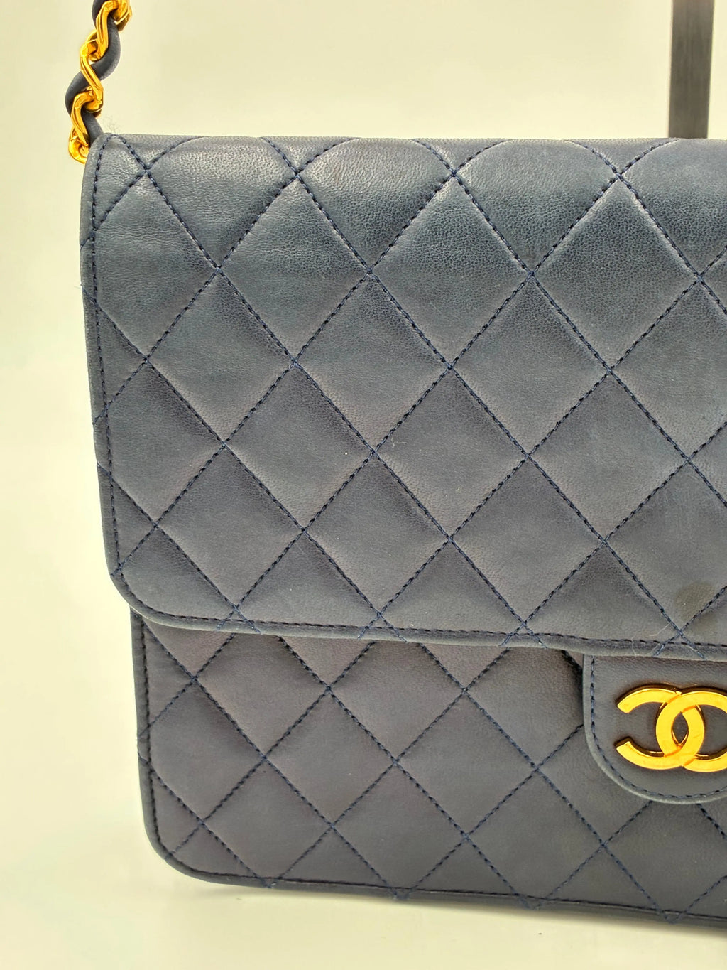 Preloved | Chanel Classic Flap Skuldertaske i Marineblåt Lammeskind Chanel