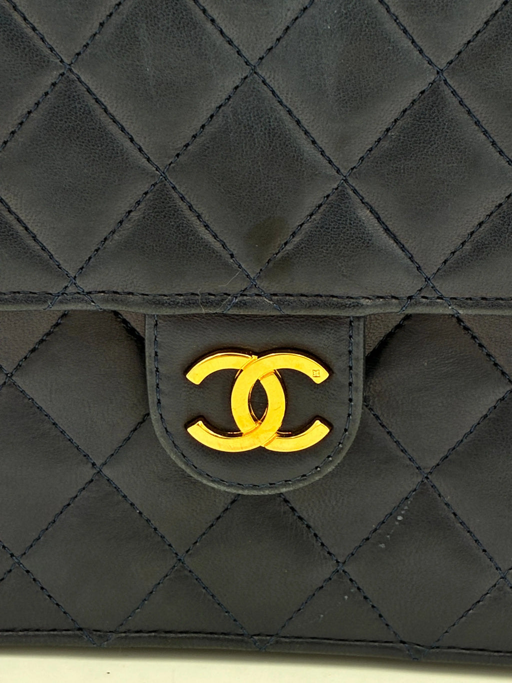 Preloved | Chanel Classic Flap Skuldertaske i Marineblåt Lammeskind Chanel
