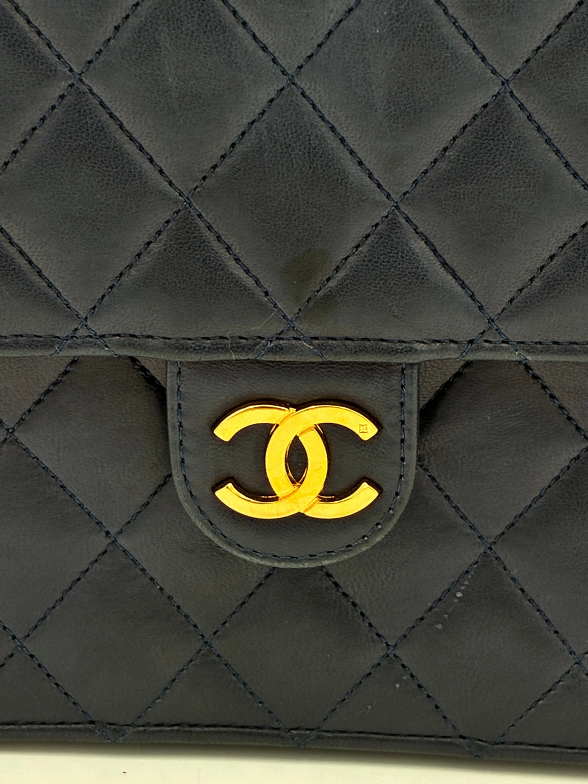 Preloved | Chanel Classic Flap Skuldertaske i Marineblåt Lammeskind Chanel