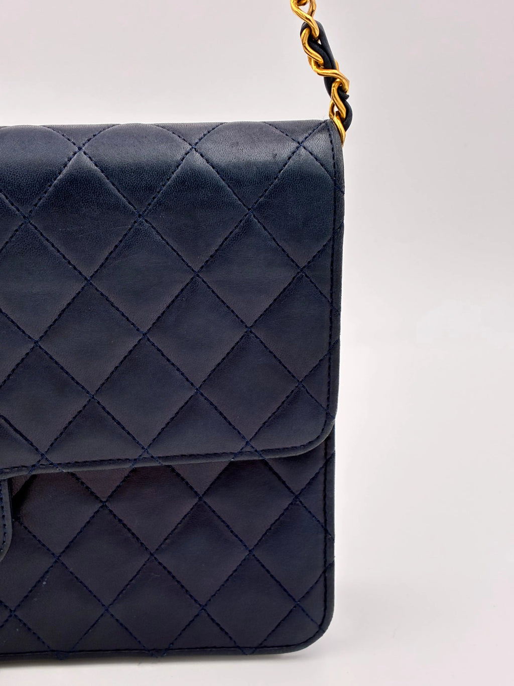 Preloved | Chanel Classic Flap Skuldertaske i Marineblåt Lammeskind Chanel