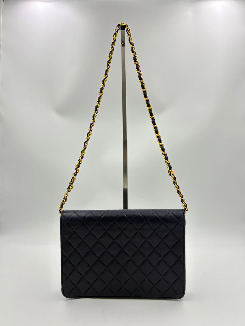 Preloved | Chanel Classic Flap Skuldertaske i Marineblåt Lammeskind Chanel