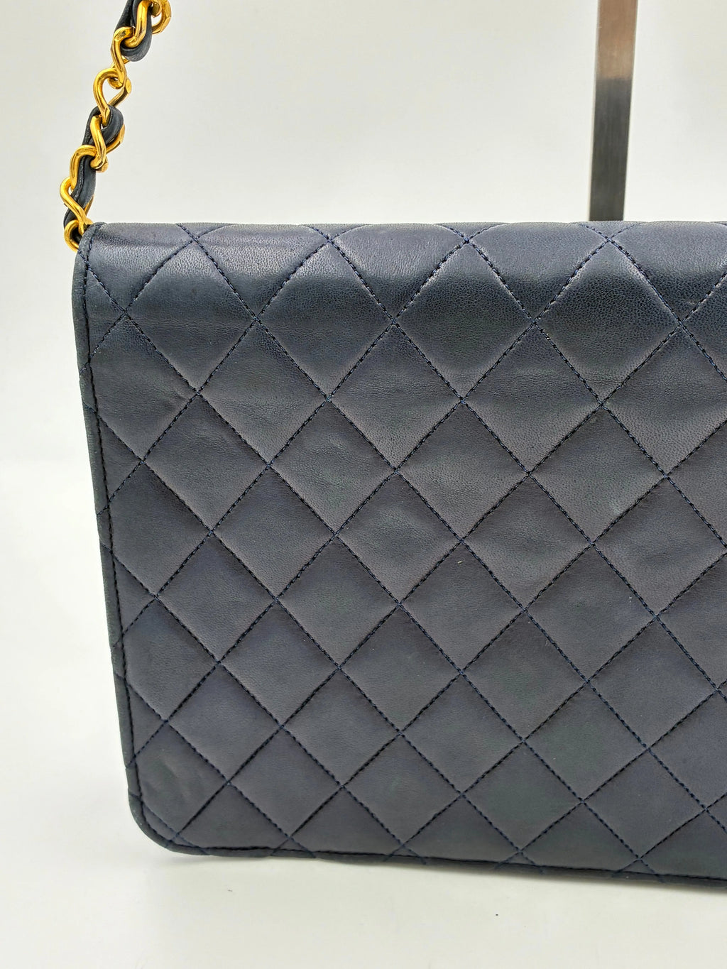Preloved | Chanel Classic Flap Skuldertaske i Marineblåt Lammeskind Chanel