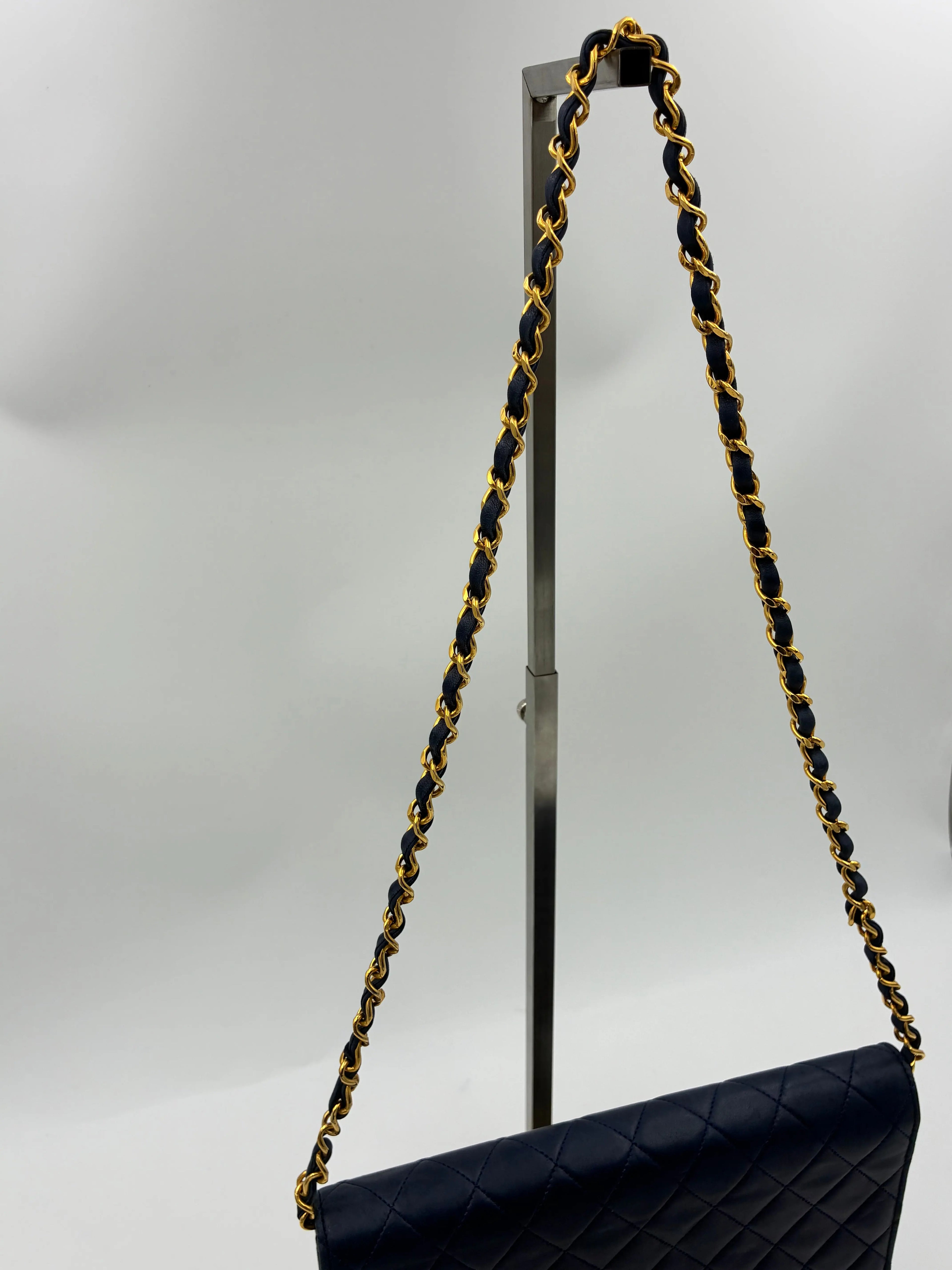 Preloved | Chanel Classic Flap Skuldertaske i Marineblåt Lammeskind Chanel