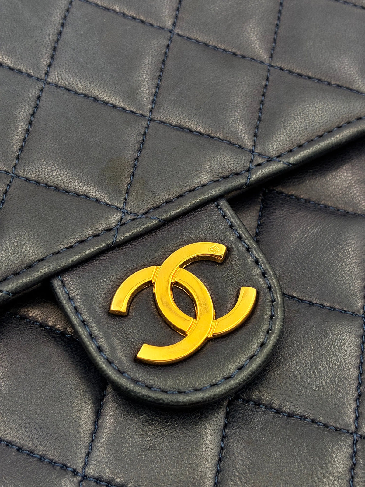 Preloved | Chanel Classic Flap Skuldertaske i Marineblåt Lammeskind Chanel