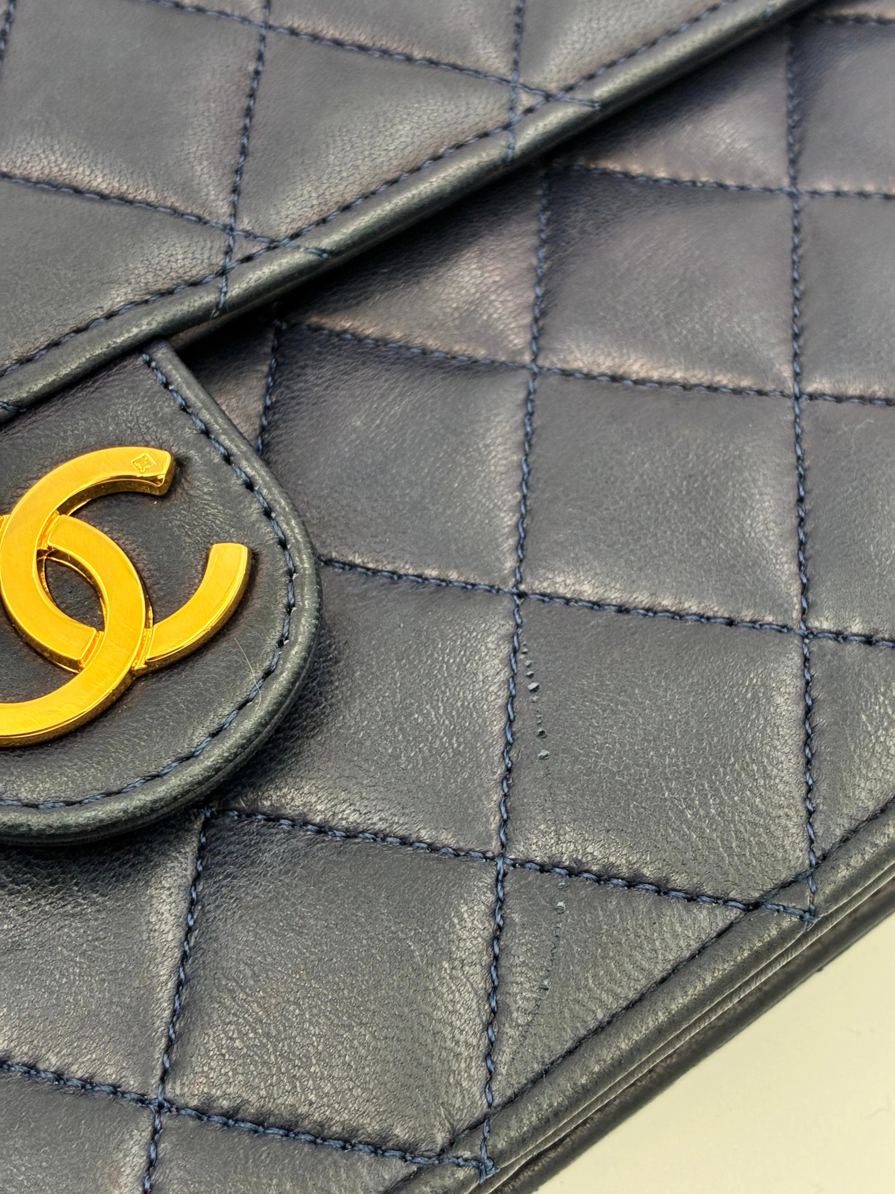 Preloved | Chanel Classic Flap Skuldertaske i Marineblåt Lammeskind Chanel
