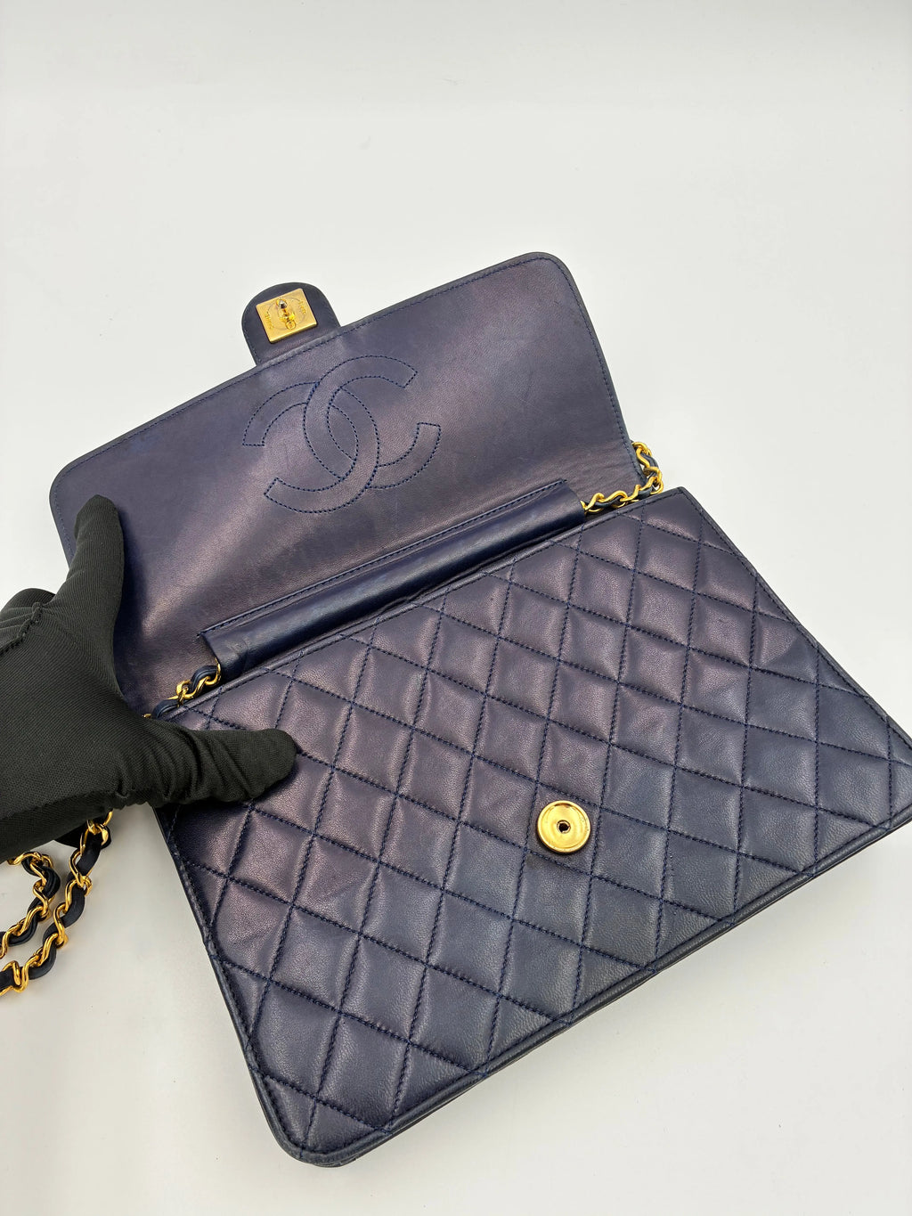 Preloved | Chanel Classic Flap Skuldertaske i Marineblåt Lammeskind Chanel