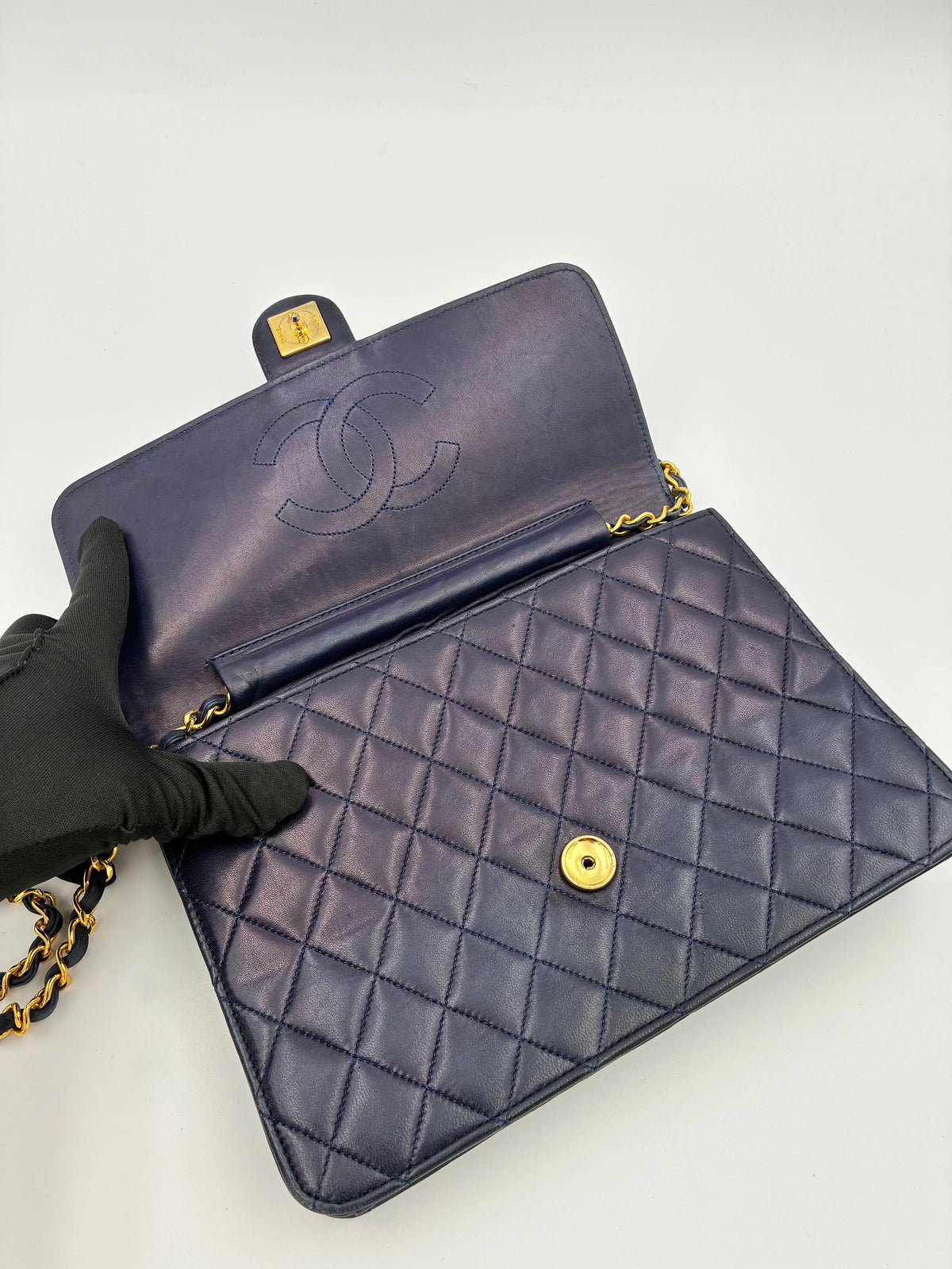 Preloved | Chanel Classic Flap Skuldertaske i Marineblåt Lammeskind Chanel