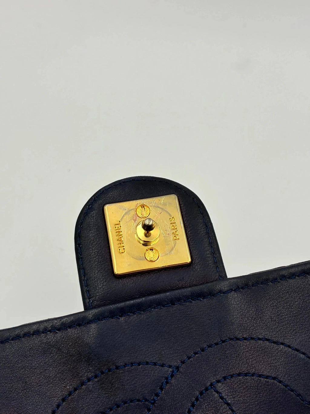 Preloved | Chanel Classic Flap Skuldertaske i Marineblåt Lammeskind Chanel