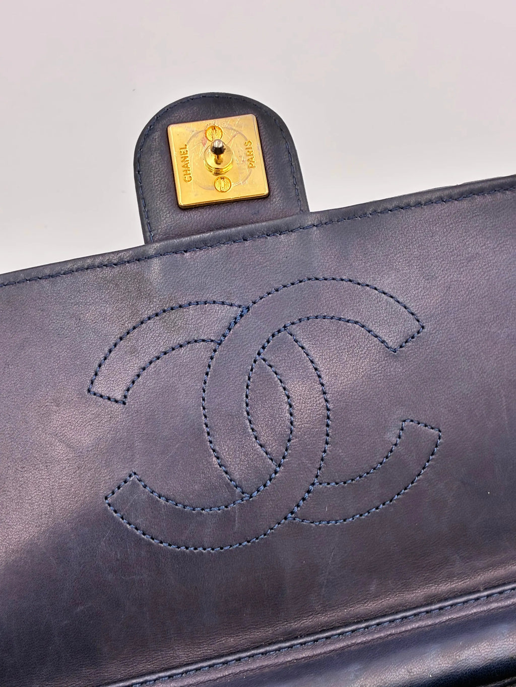 Preloved | Chanel Classic Flap Skuldertaske i Marineblåt Lammeskind Chanel