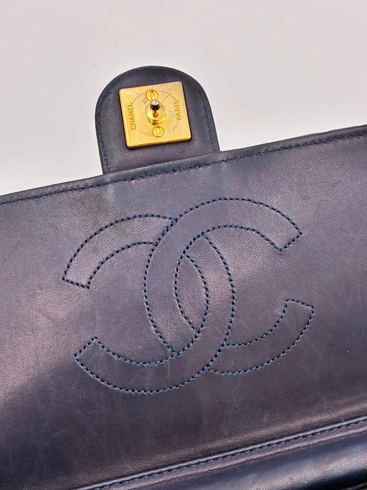 Preloved | Chanel Classic Flap Skuldertaske i Marineblåt Lammeskind Chanel