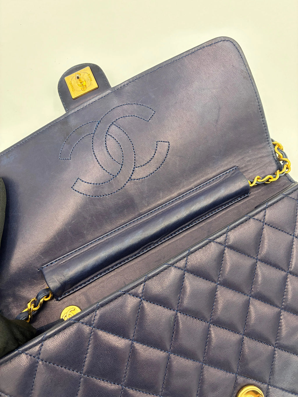 Preloved | Chanel Classic Flap Skuldertaske i Marineblåt Lammeskind Chanel