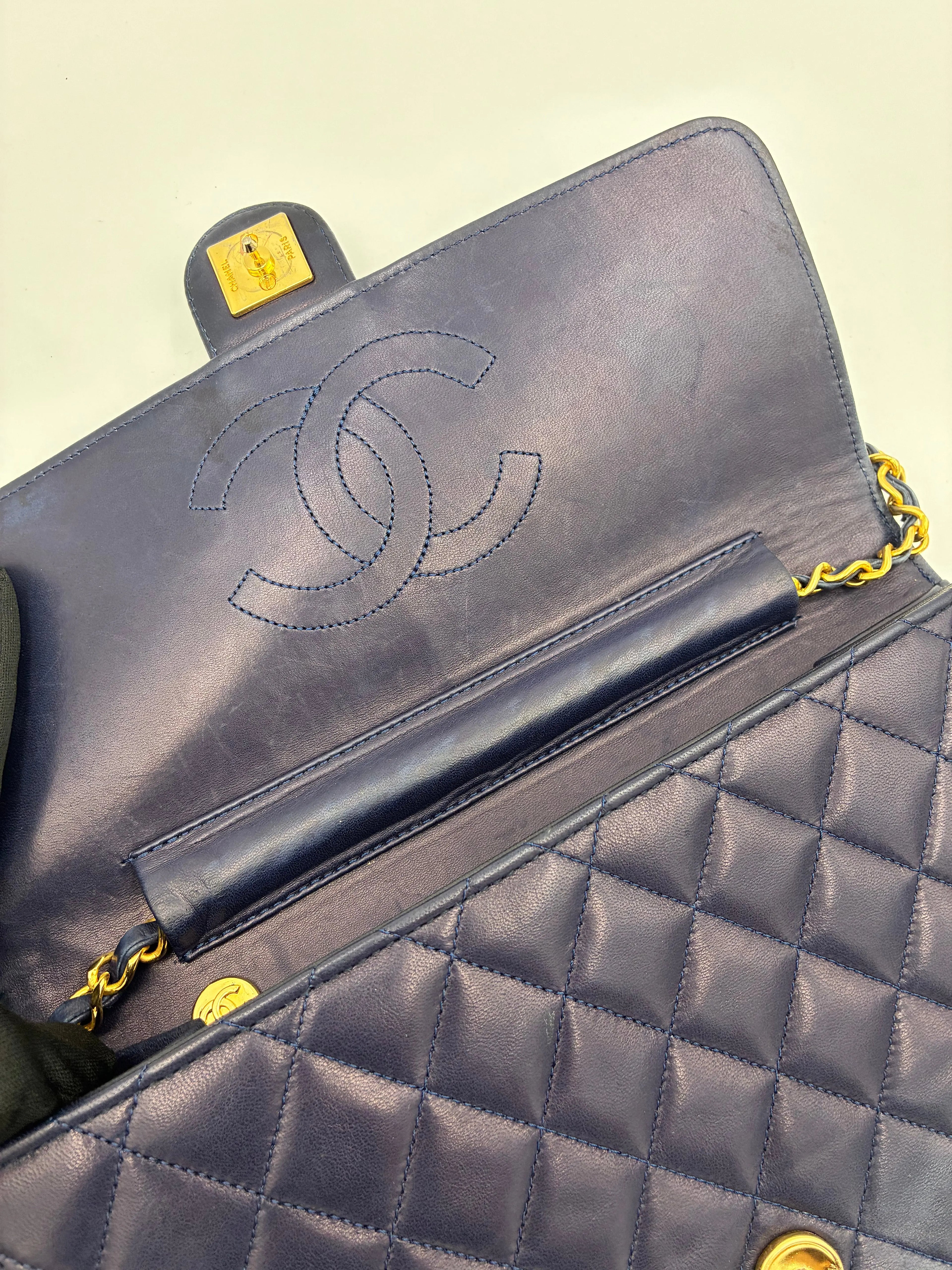 Preloved | Chanel Classic Flap Skuldertaske i Marineblåt Lammeskind Chanel