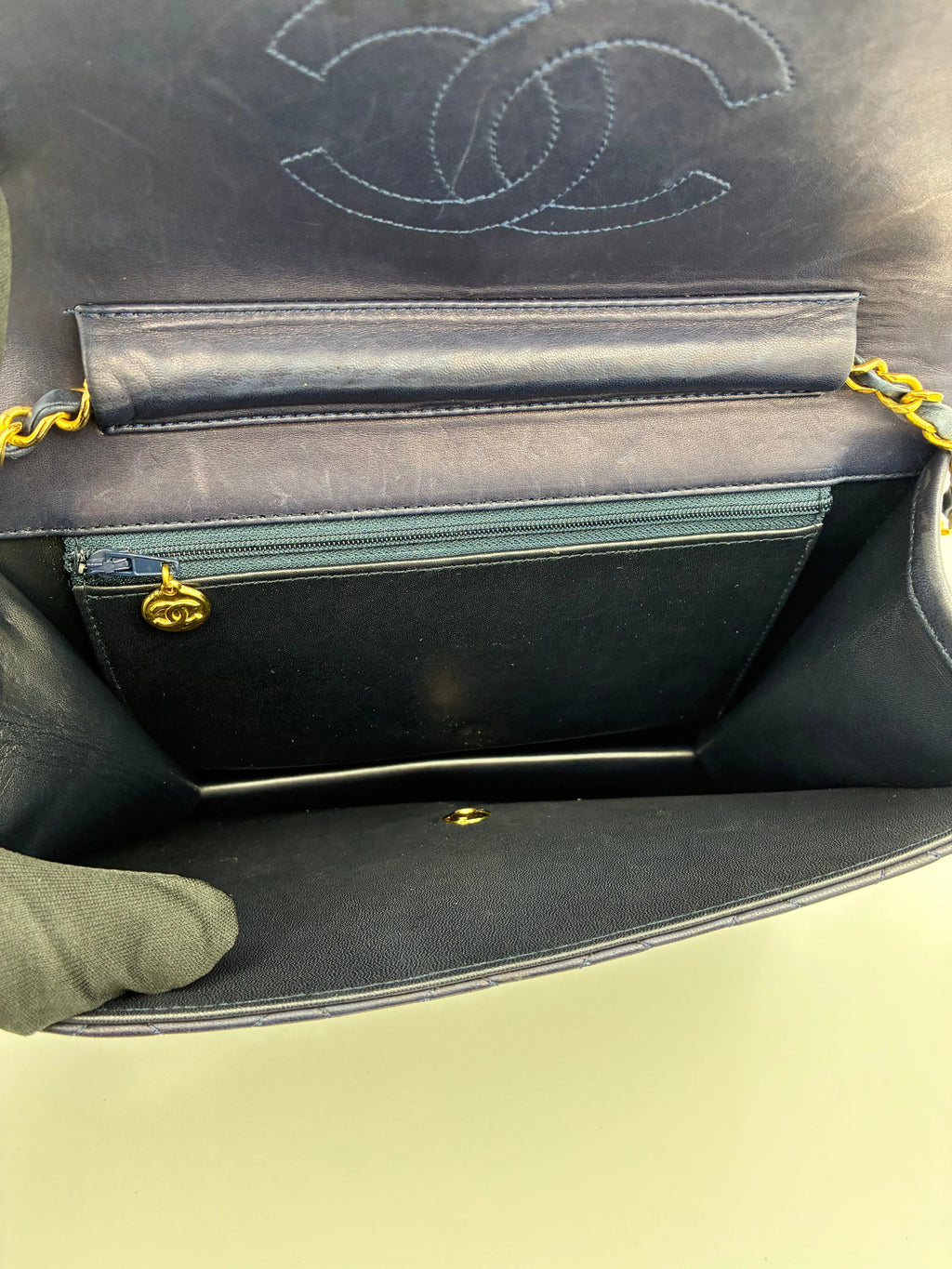 Preloved | Chanel Classic Flap Skuldertaske i Marineblåt Lammeskind Chanel