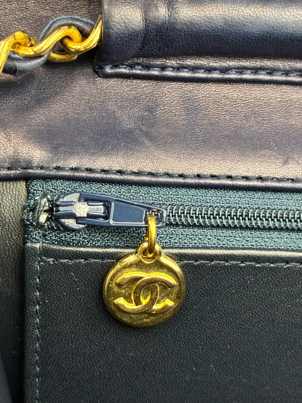 Preloved | Chanel Classic Flap Skuldertaske i Marineblåt Lammeskind Chanel