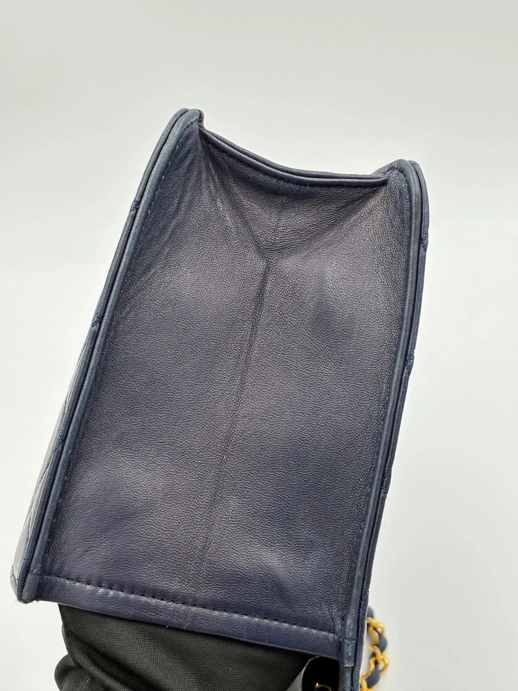 Preloved | Chanel Classic Flap Skuldertaske i Marineblåt Lammeskind Chanel