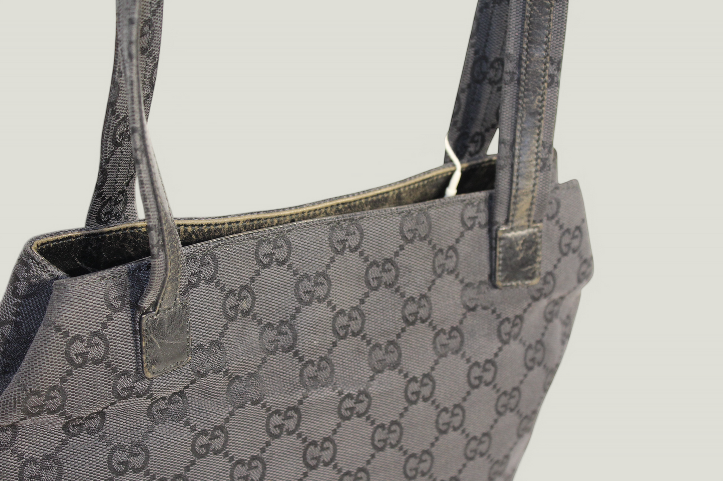 Preloved | GUCCI GG Canvas Håndtaske i Sort med Dobbelt Lynlåslomme