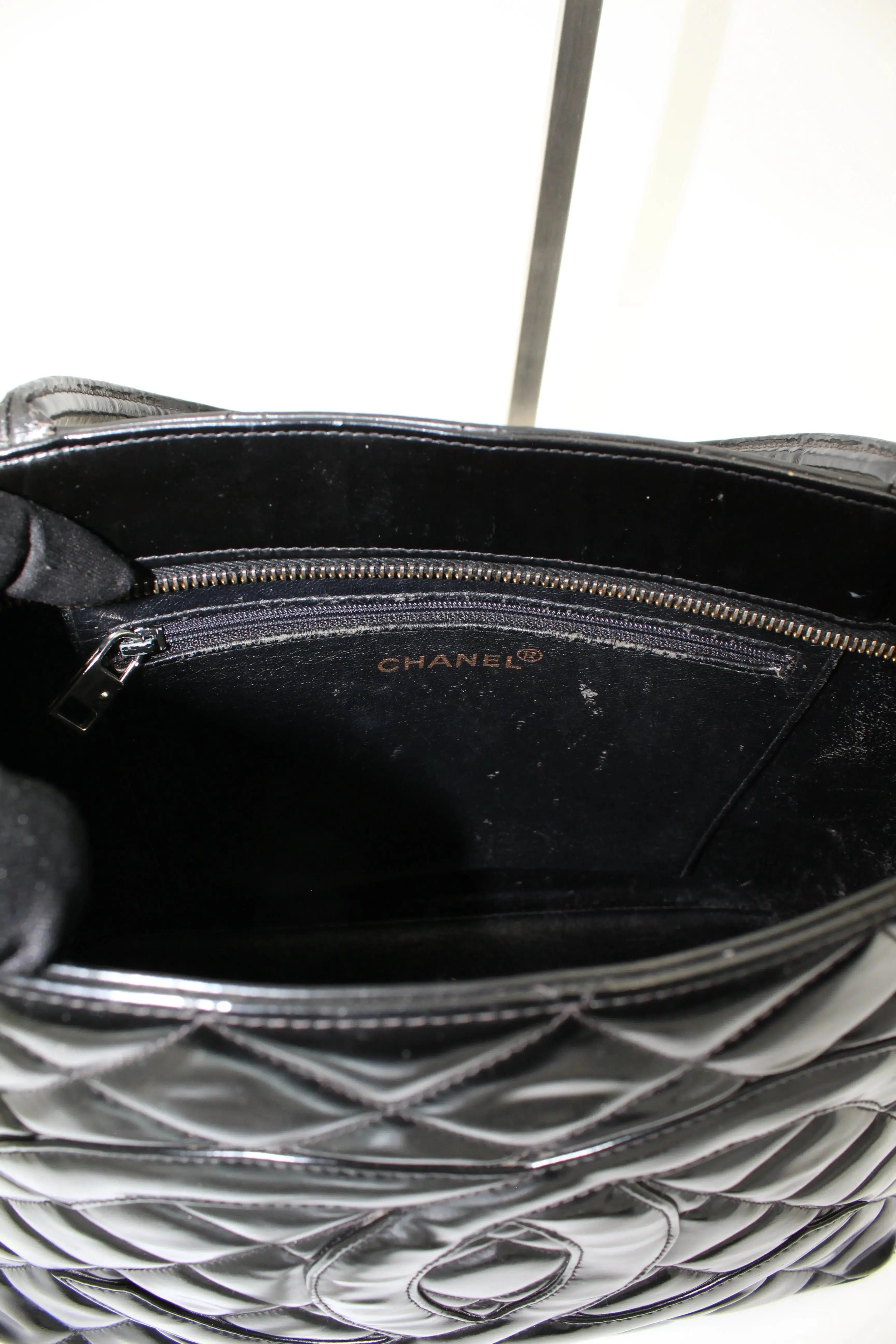 Preloved | Chanel Matelasse Coco Mark Reissue Totebag i Sort Enamel Læder Chanel