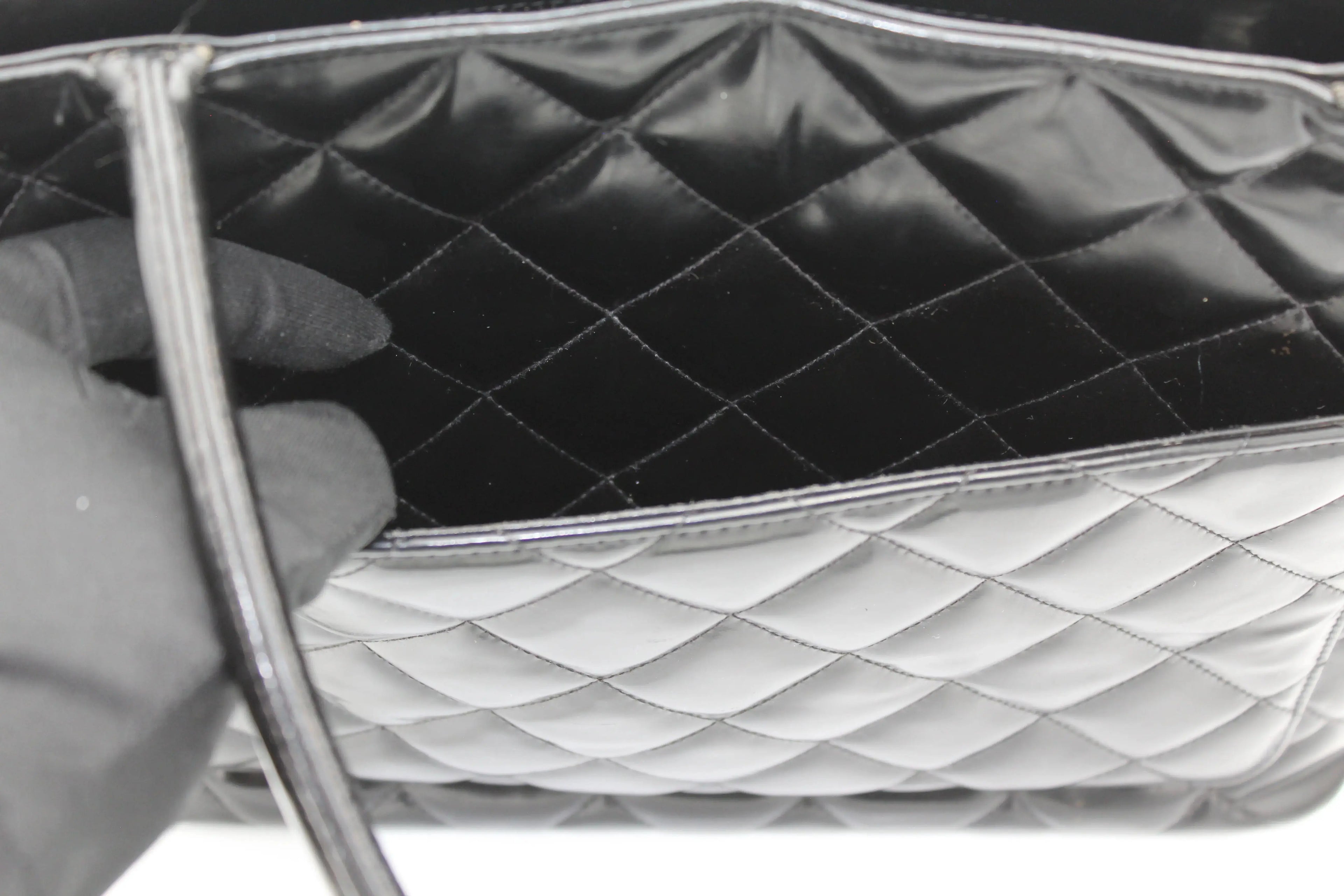 Preloved | Chanel Matelasse Coco Mark Reissue Totebag i Sort Enamel Læder Chanel