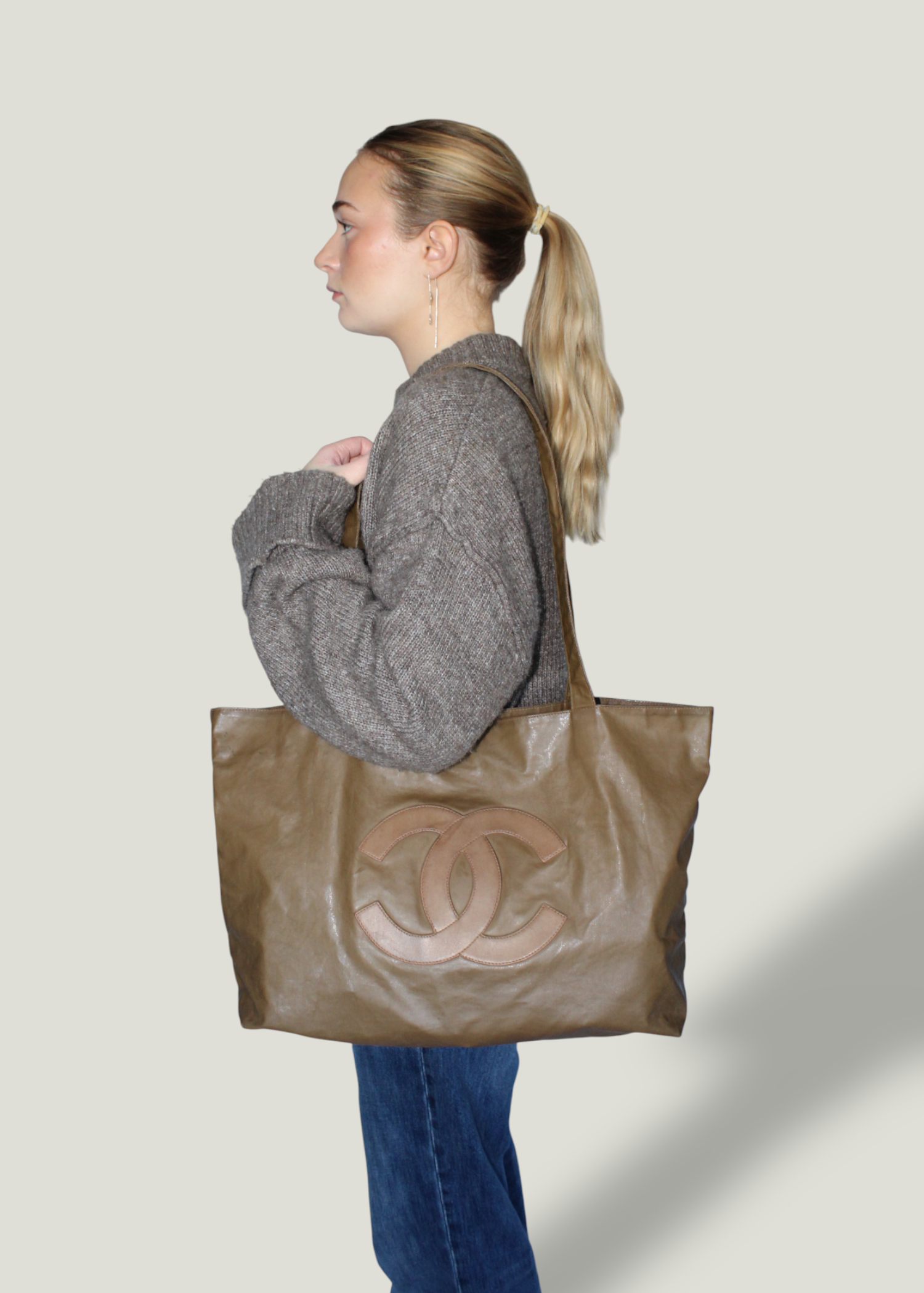 Preloved | Chanel Coco Mark Totebag i Brun Coated Materiale med Pouch