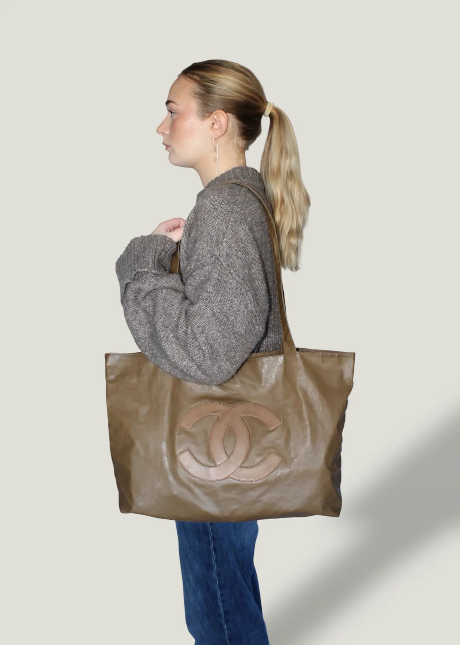 Preloved | Chanel Coco Mark Totebag i Brun Coated Materiale med Pouch Chanel