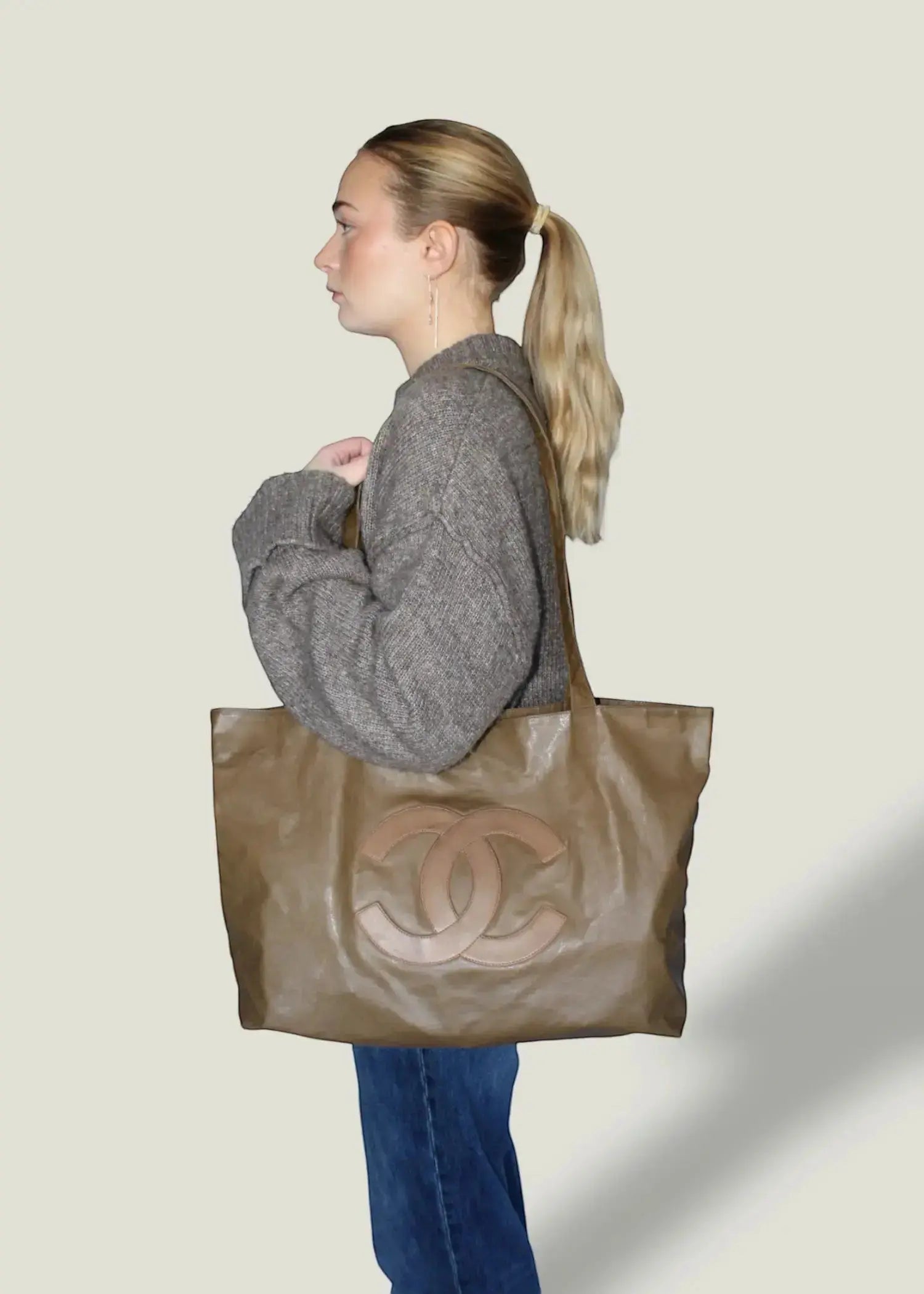 Preloved | Chanel Coco Mark Totebag i Brun Coated Materiale med Pouch Chanel