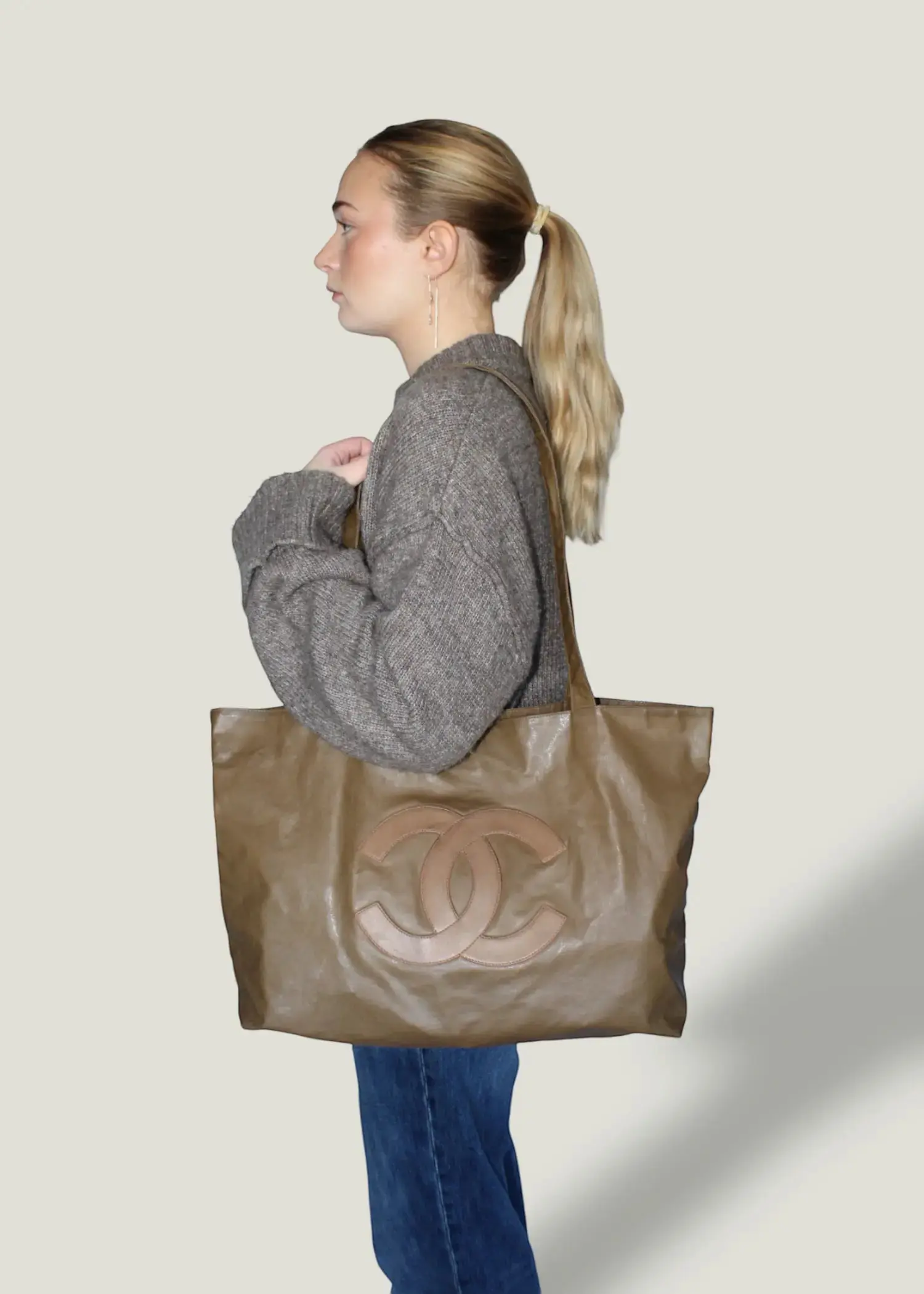 Preloved | Chanel Coco Mark Totebag i Brun Coated Materiale med Pouch Chanel