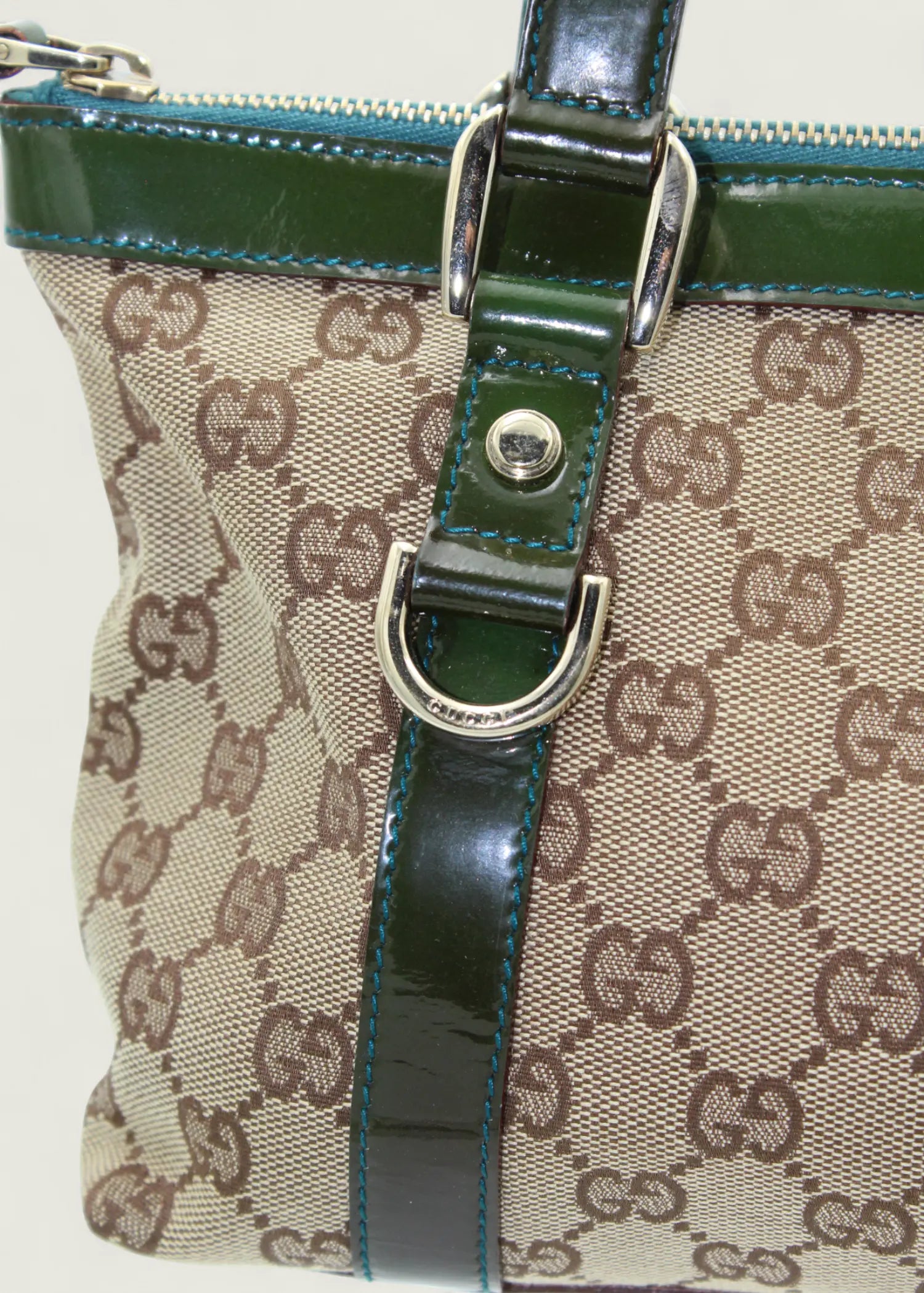 Preloved | Gucci Monogram Abbey Håndtaske i GG Canvas med Grøn Laklæder Gucci