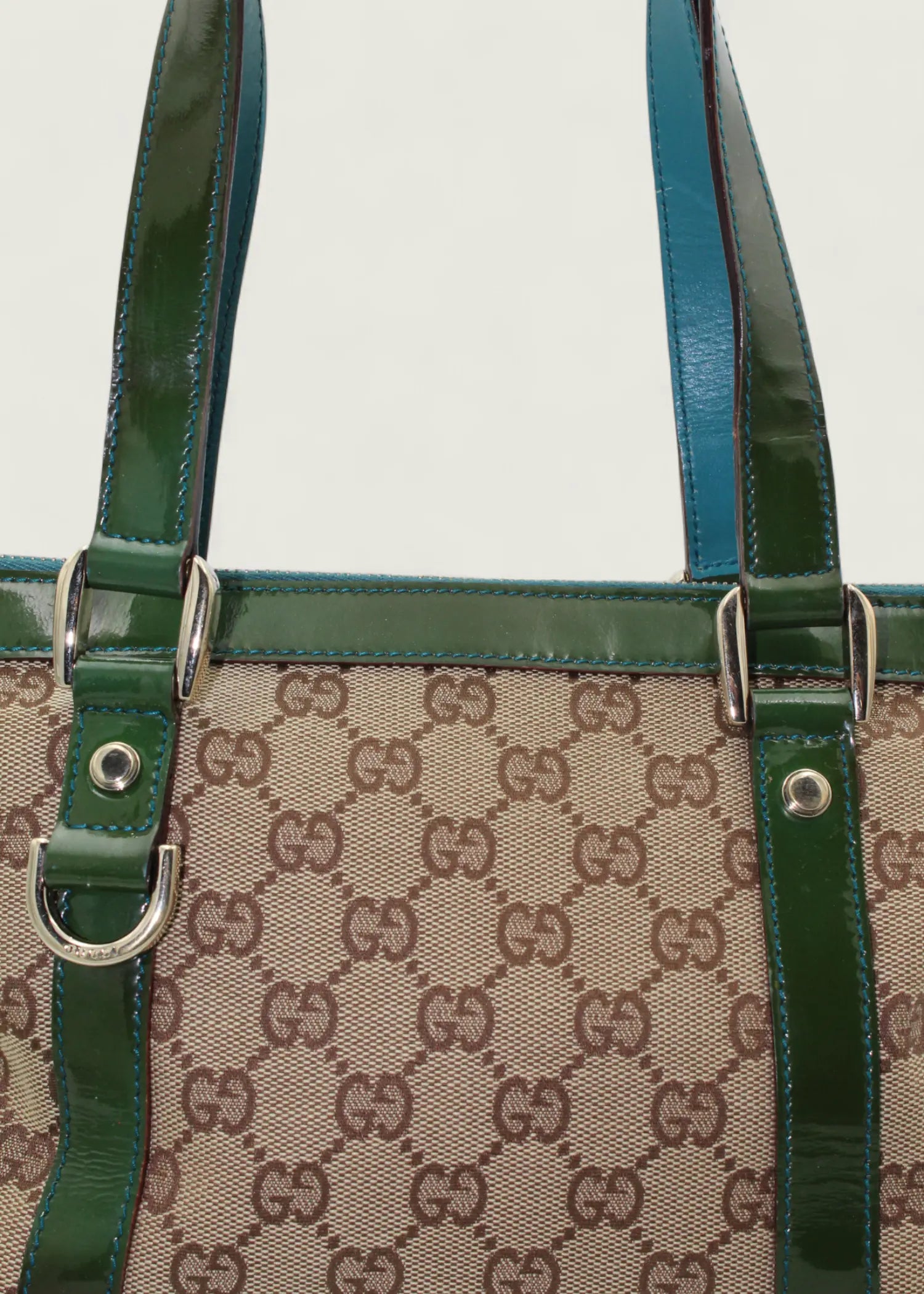 Preloved | Gucci Monogram Abbey Håndtaske i GG Canvas med Grøn Laklæder Gucci