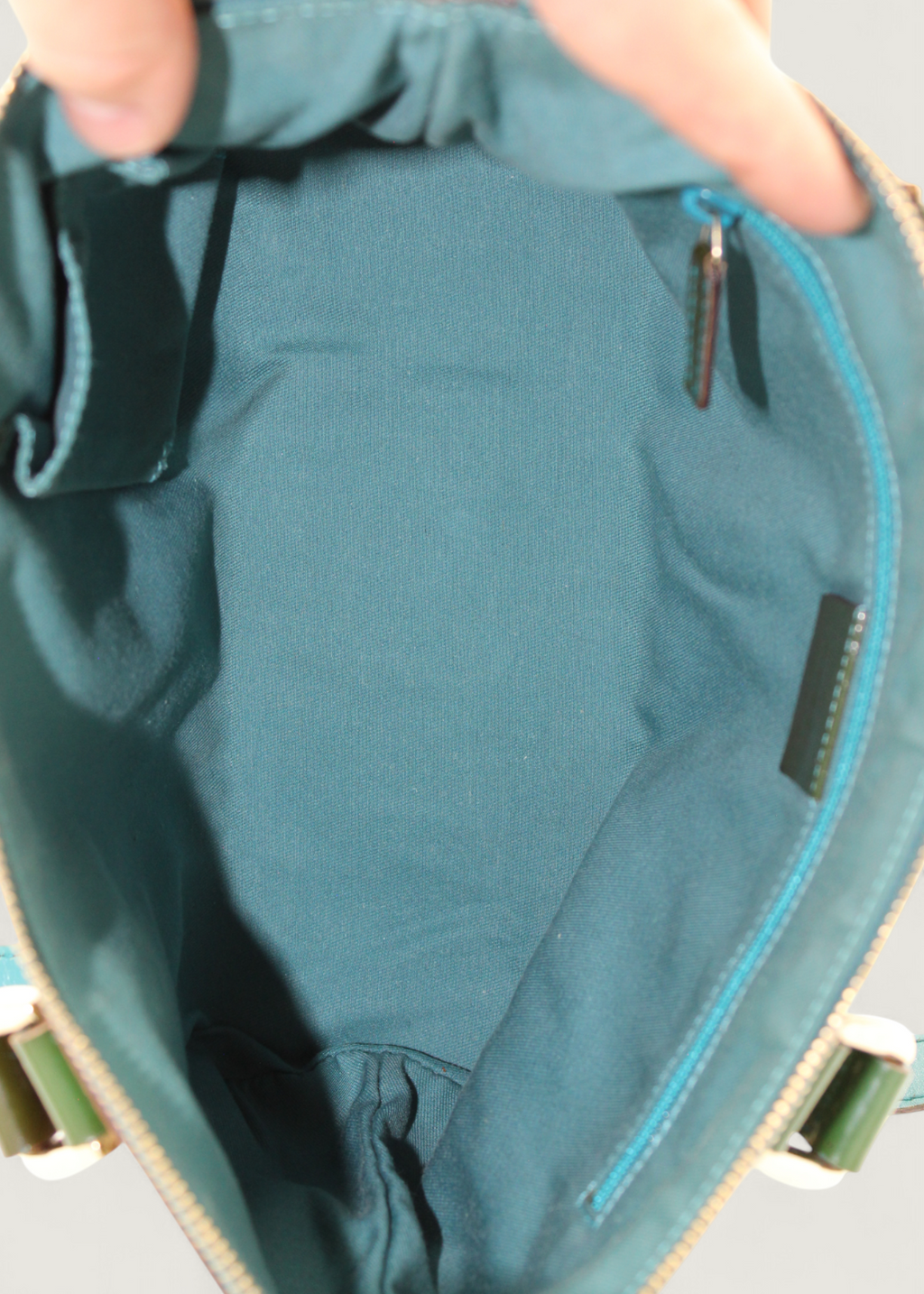 Preloved | Gucci Monogram Abbey Håndtaske i GG Canvas med Grøn Laklæder