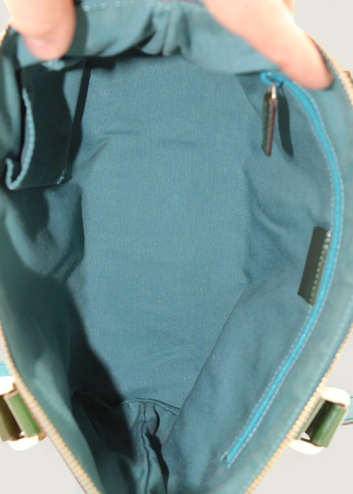 Preloved | Gucci Monogram Abbey Håndtaske i GG Canvas med Grøn Laklæder Gucci