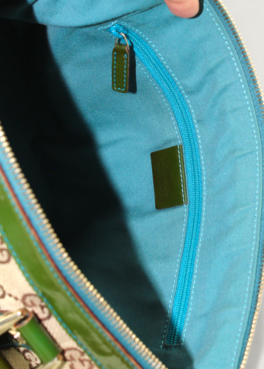 Preloved | Gucci Monogram Abbey Håndtaske i GG Canvas med Grøn Laklæder