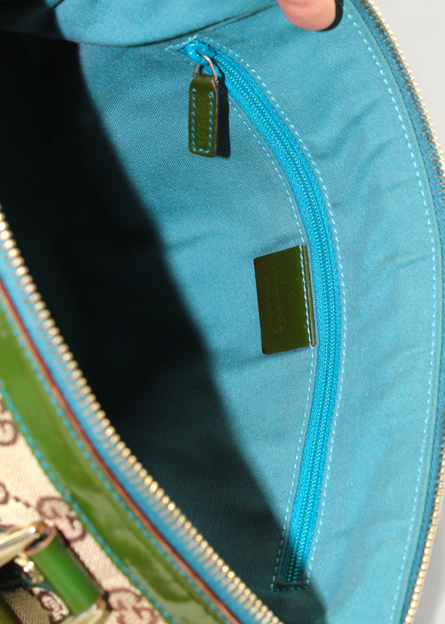 Preloved | Gucci Monogram Abbey Håndtaske i GG Canvas med Grøn Laklæder