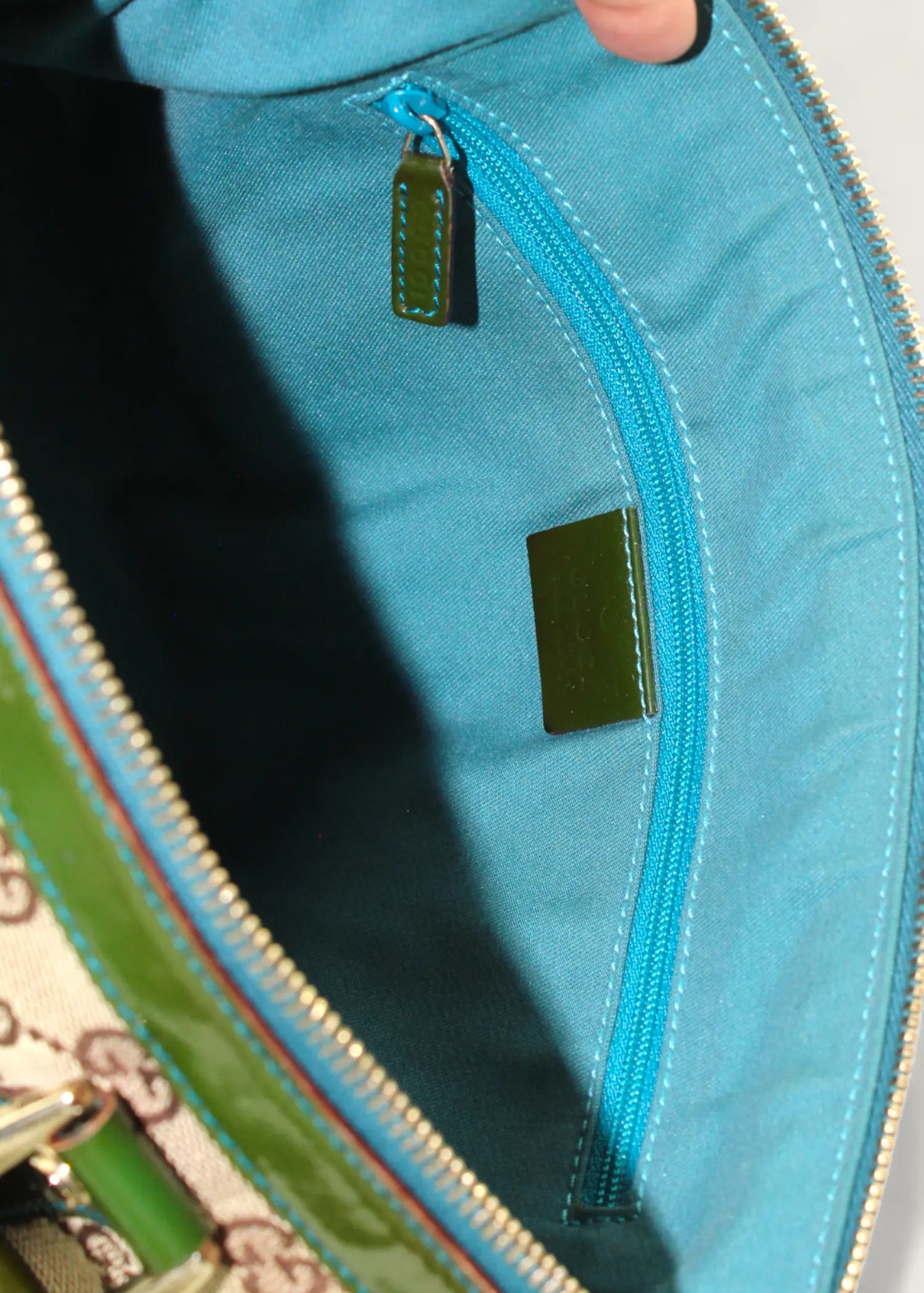Preloved | Gucci Monogram Abbey Håndtaske i GG Canvas med Grøn Laklæder Gucci