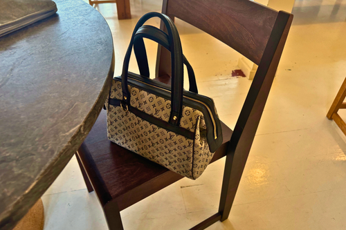 Louis Vuitton Taske på En stol på en cafe