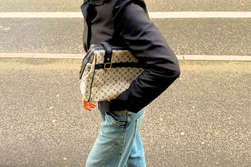 Louis Vuitton taske på Model pige gående
